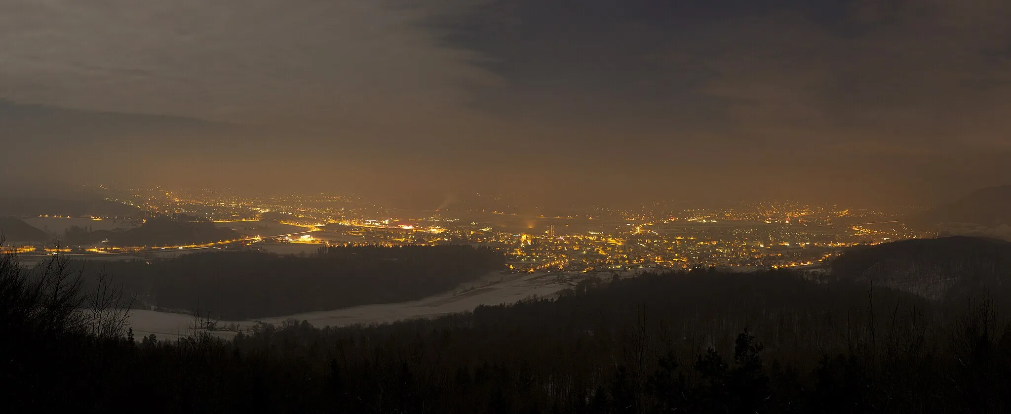 Photo showing: Oftringen bei Nacht, fotografiert vom Engelberg bei Walterswil.