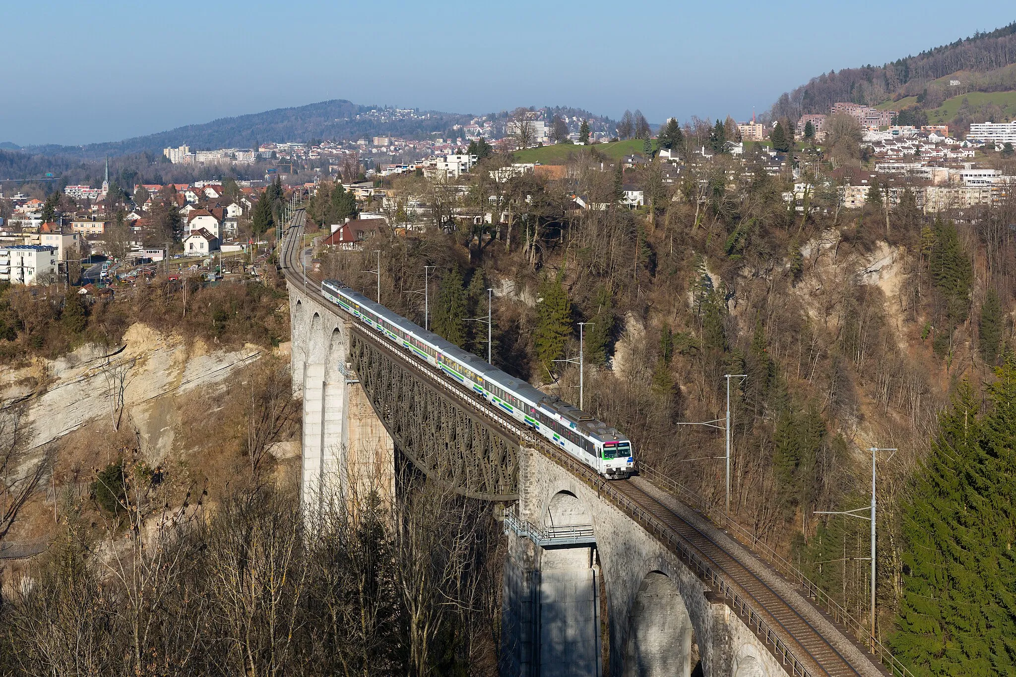 Photo showing: A Voralpenexpress service from St. Gallen to Lucerne operated by Südostbahn is crossing the Sitter viaduct near St. Gallen, Switzerland. The train consists of two RBDe 561 "NPZ" EMUs and six Revvivo coaches.