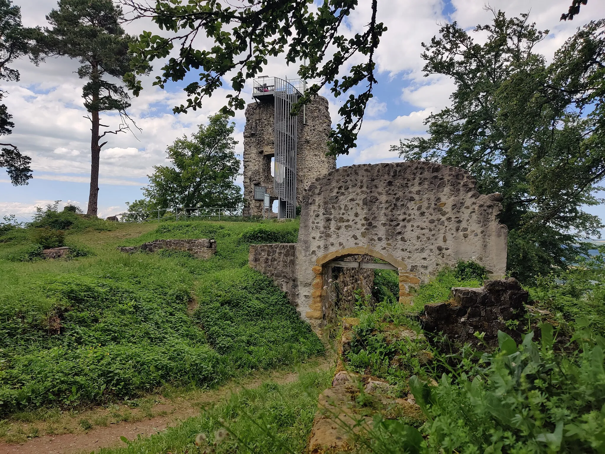 Photo showing: Ruine Hohenhewen Naturschutzgebiet mit Aussichtsplattform, Engen, Hegau, Landkreis Konstanz, Baden-Württemberg