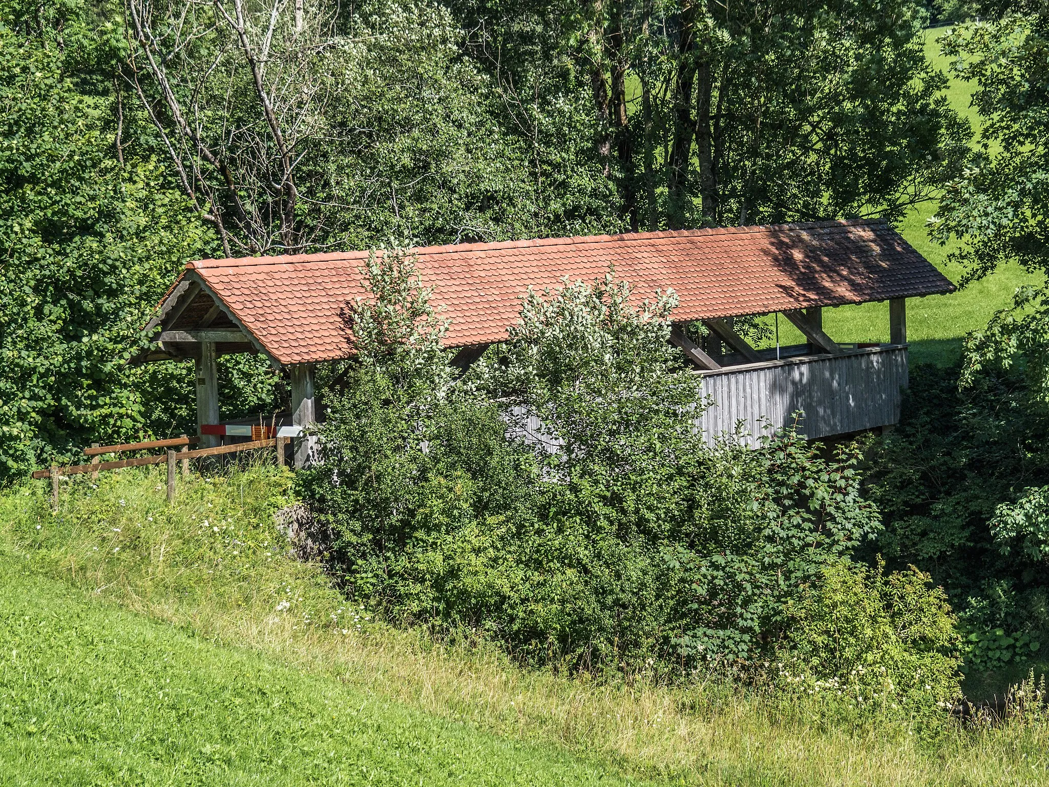 Photo showing: Covered Wooden Pedestrian Bridge over the Rotbach, Haslen, Canton of Appenzell Innerrhoden – Teufen, Canton of Appenzell Ausserrhoden, Switzerland