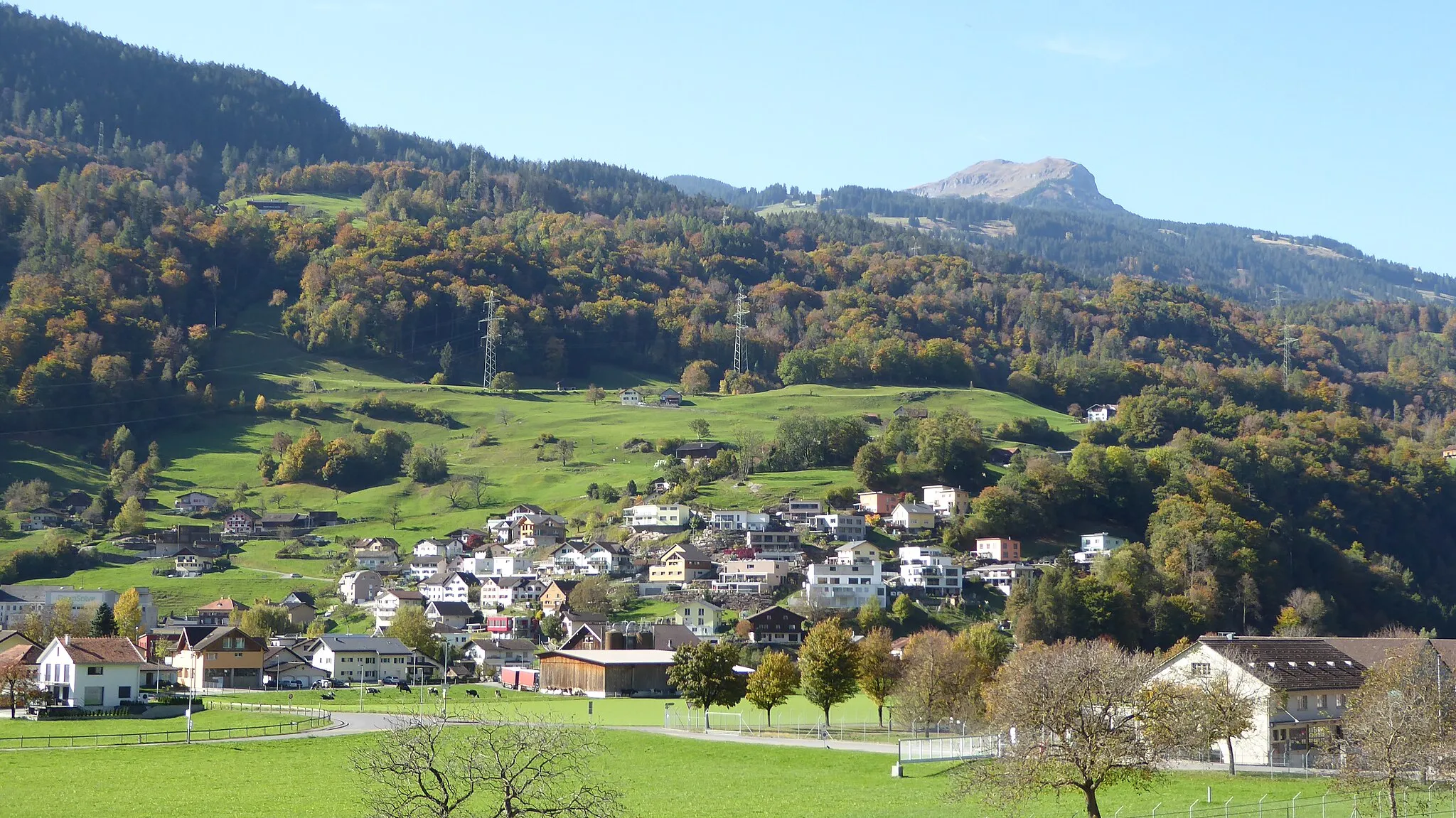 Photo showing: Blick auf Plons auf der linken Seite des Seeztals