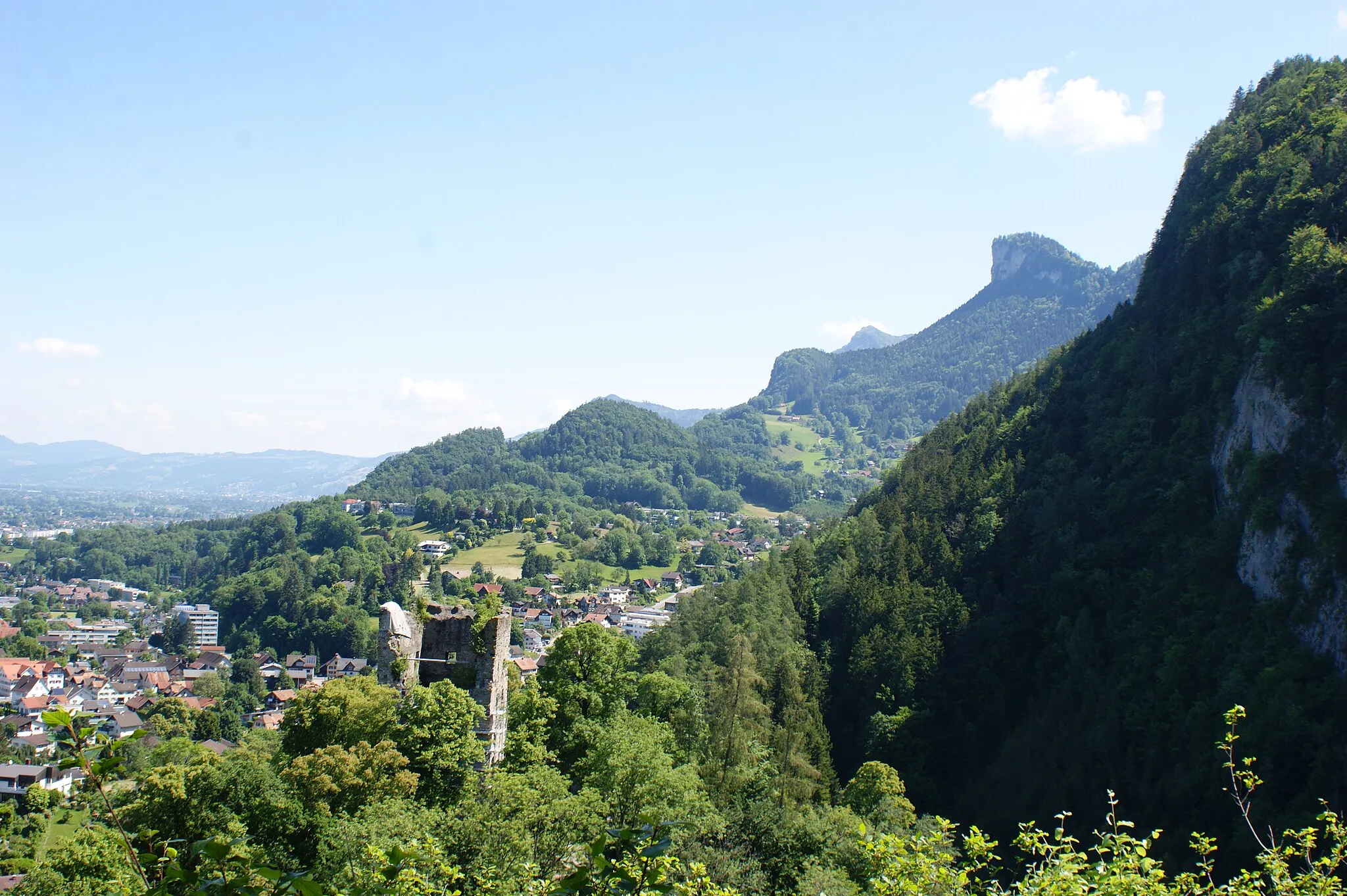 Photo showing: Goetzis, Vorarlberg, Austria. View from Therenberg. On the right behind the "Kapf" (montain) and the district "Berg", on the left Götzis and the lower Alpine Rhine valley with a view towards Lake Constance. In front the Neu-Montfort ruin (castle).