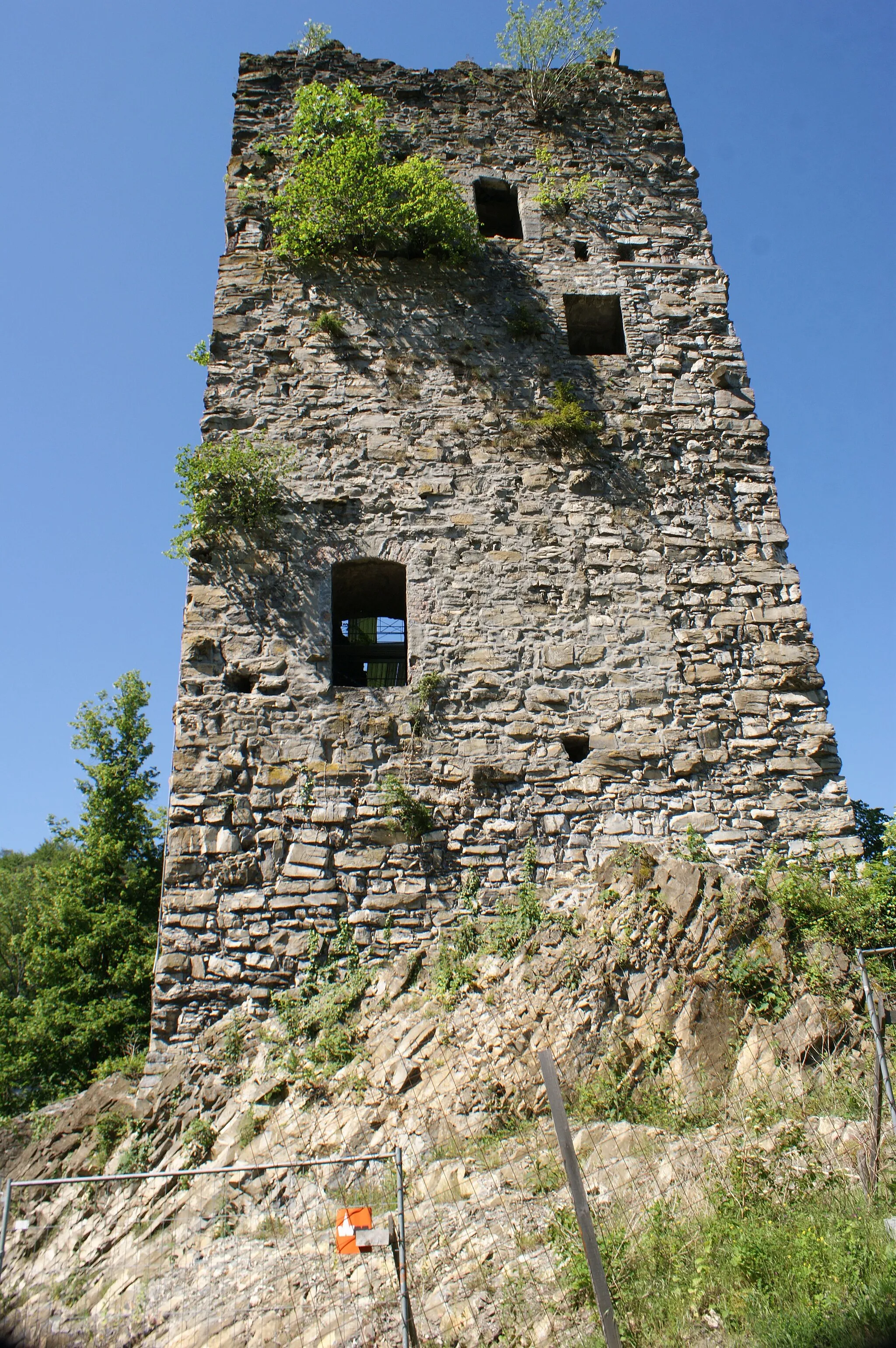 Photo showing: Neu-Montfort ruins (castle) in Götzis, Vorarlberg, Austria.