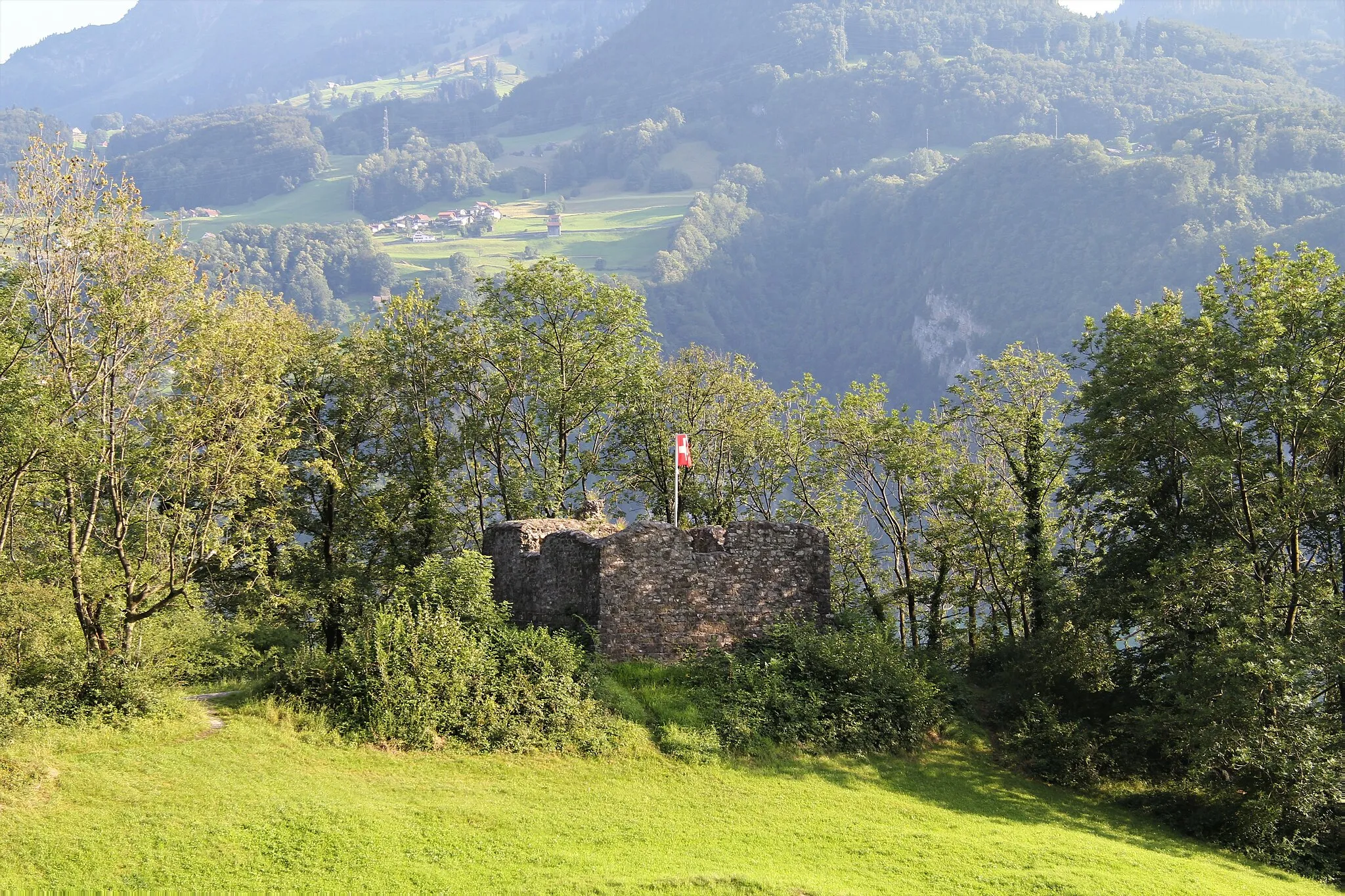 Photo showing: Amden, hamlet of Betlis, Canton of St. Gallen, Switzerland: Strahlegg castle ruins