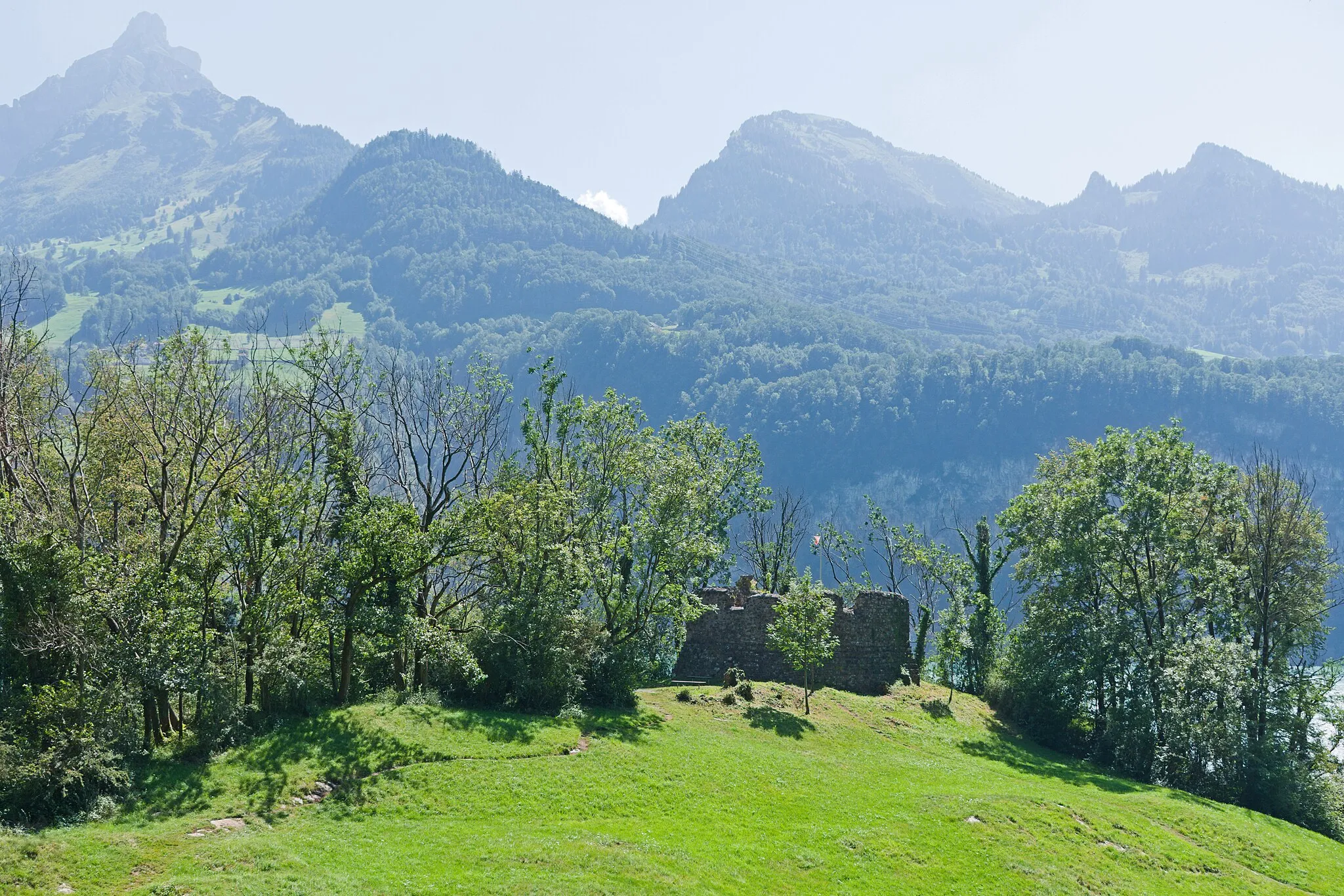 Photo showing: Strahlegg Castle from above, Amden, St. Gallen, Switzerland. Walensee is behind the castle.