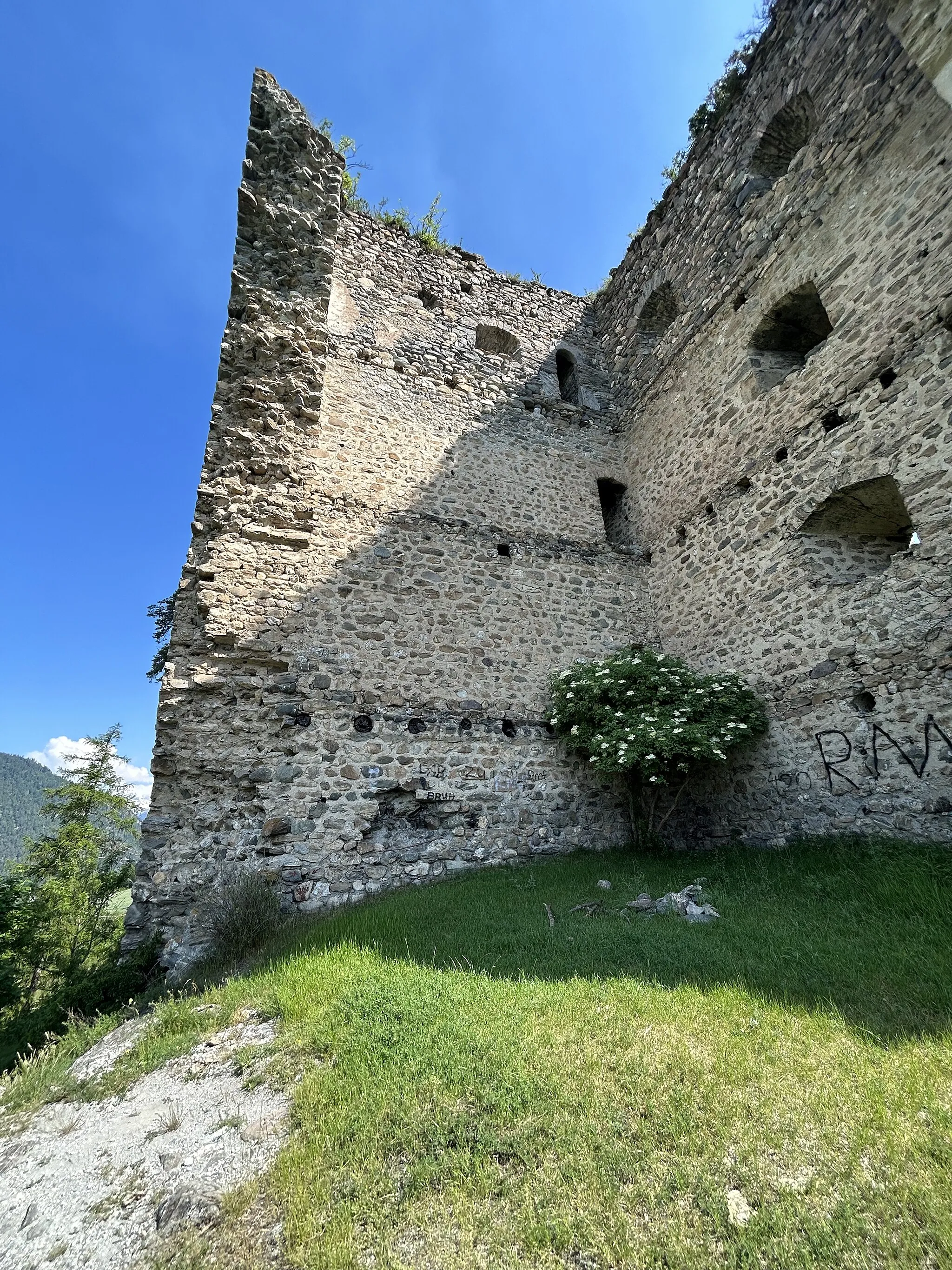 Photo showing: de:Ruine Alt-Süns, Nordwand innen