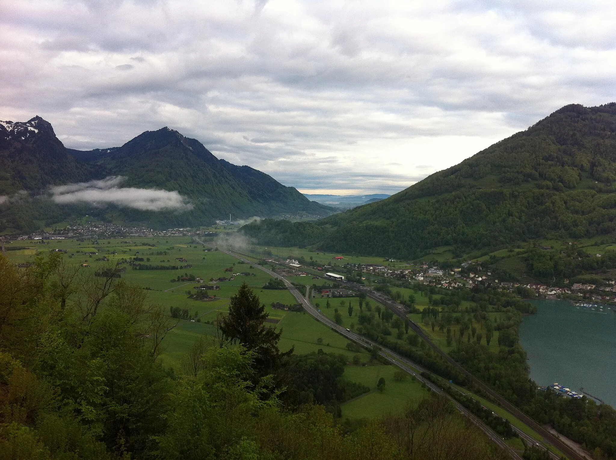 Photo showing: Blick auf Niederurnen und einen Teil von Weesen vom Hotel Römerturm in Filzbach