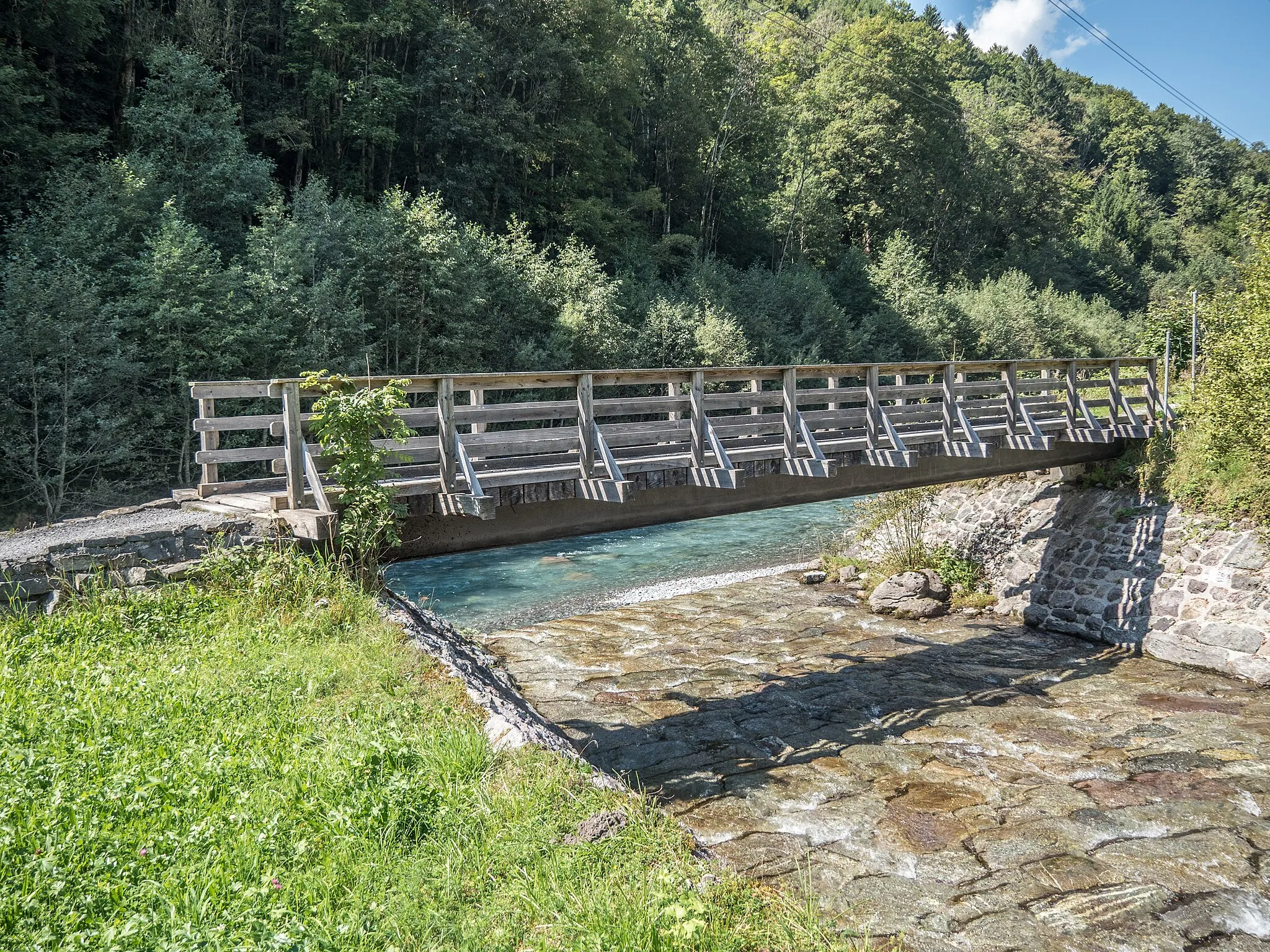 Photo showing: Pedestrian Bridge over the Mühlebach, Glarus Süd, Canton of Glarus, Switzerland