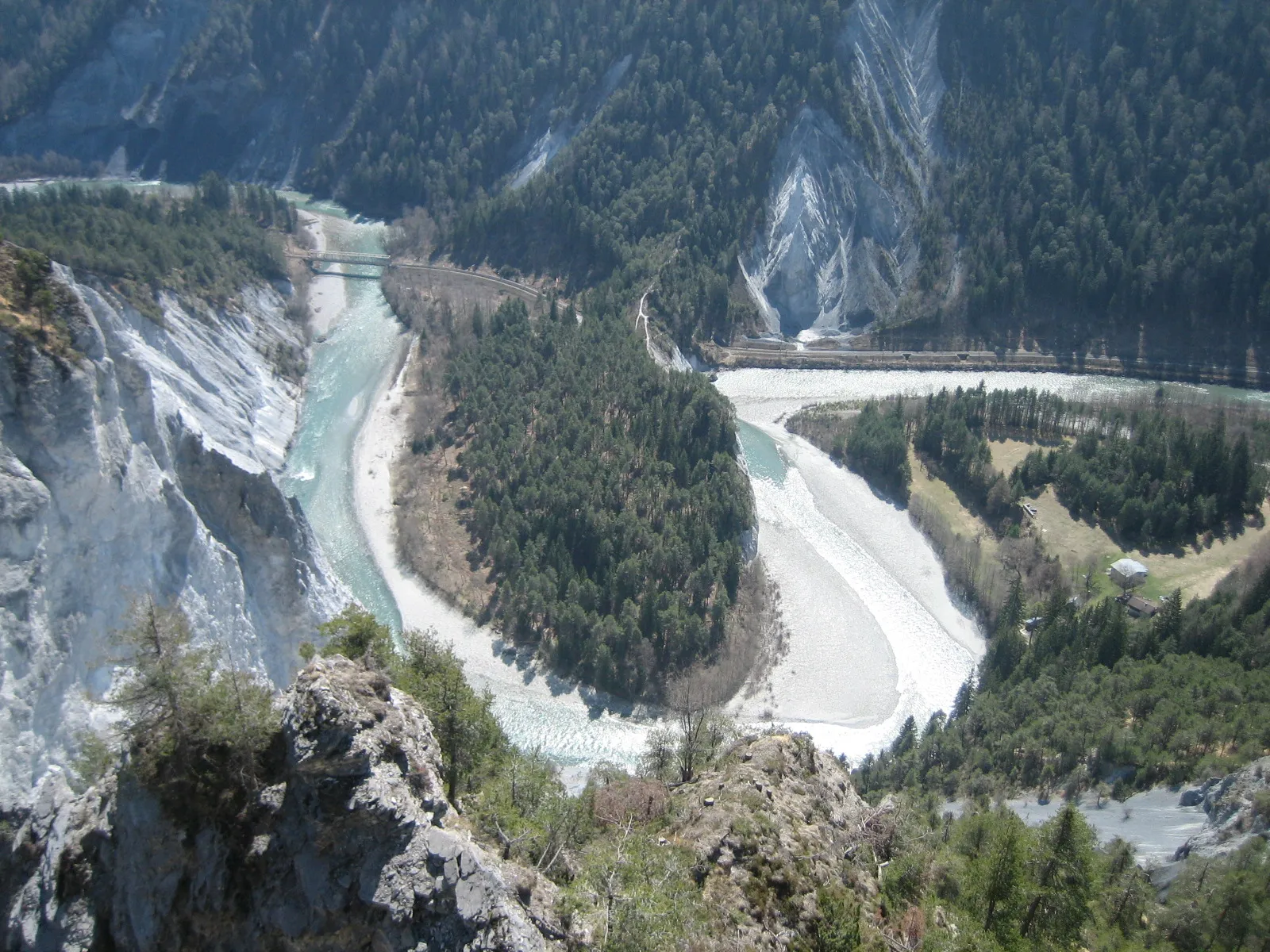 Photo showing: View from the viewing platform Il spir below Flims Conn of the Rhine bend in the nationally important Ruinaulta with the bridge of the Rhaetian Railway and pedestrian bridge between the Chli Isla (centre of picture) and the Isla Bella (at the left edge of the picture).