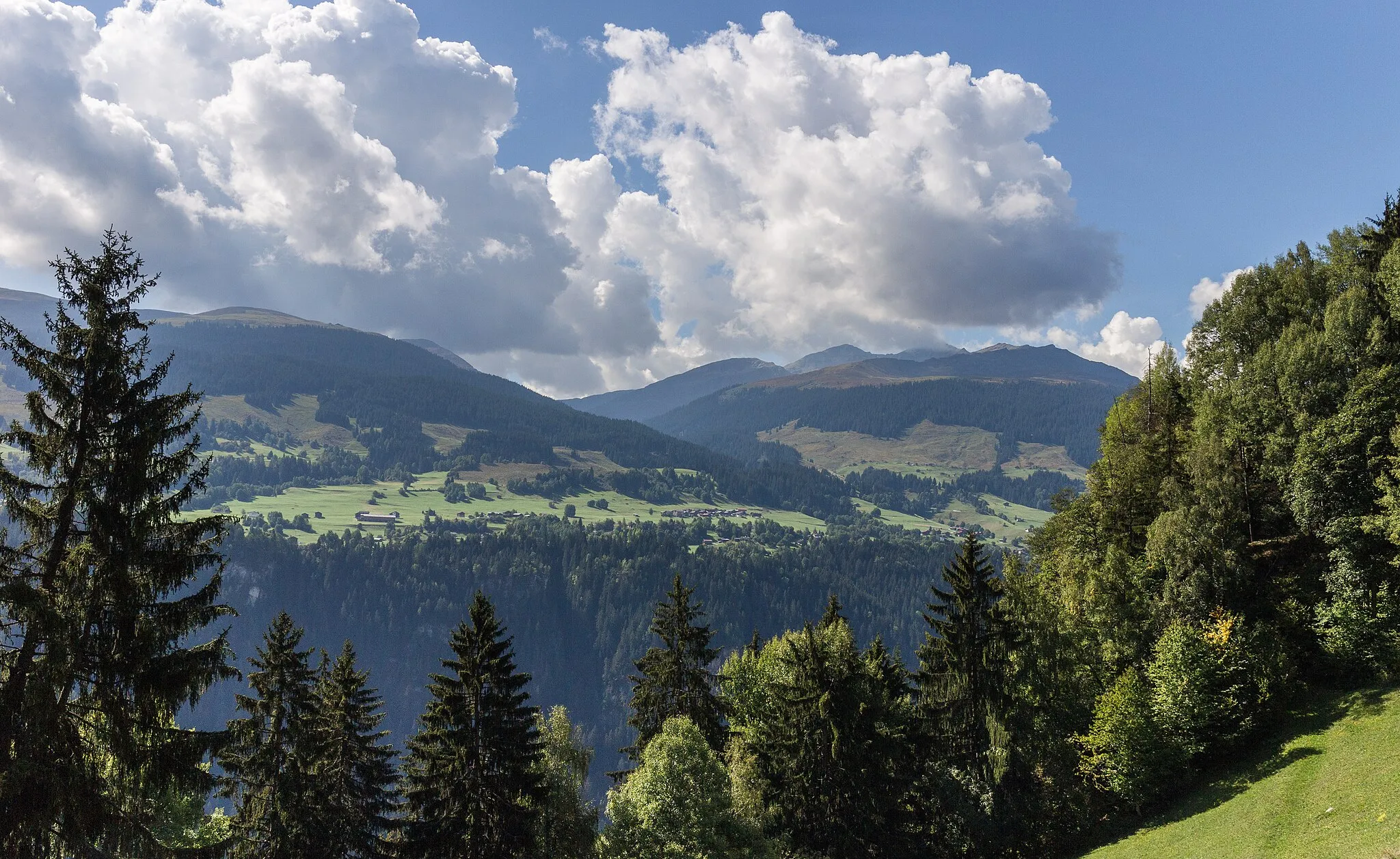 Photo showing: View from the panorama road between Waltensburg/Vuorz and Breil/Brigels.