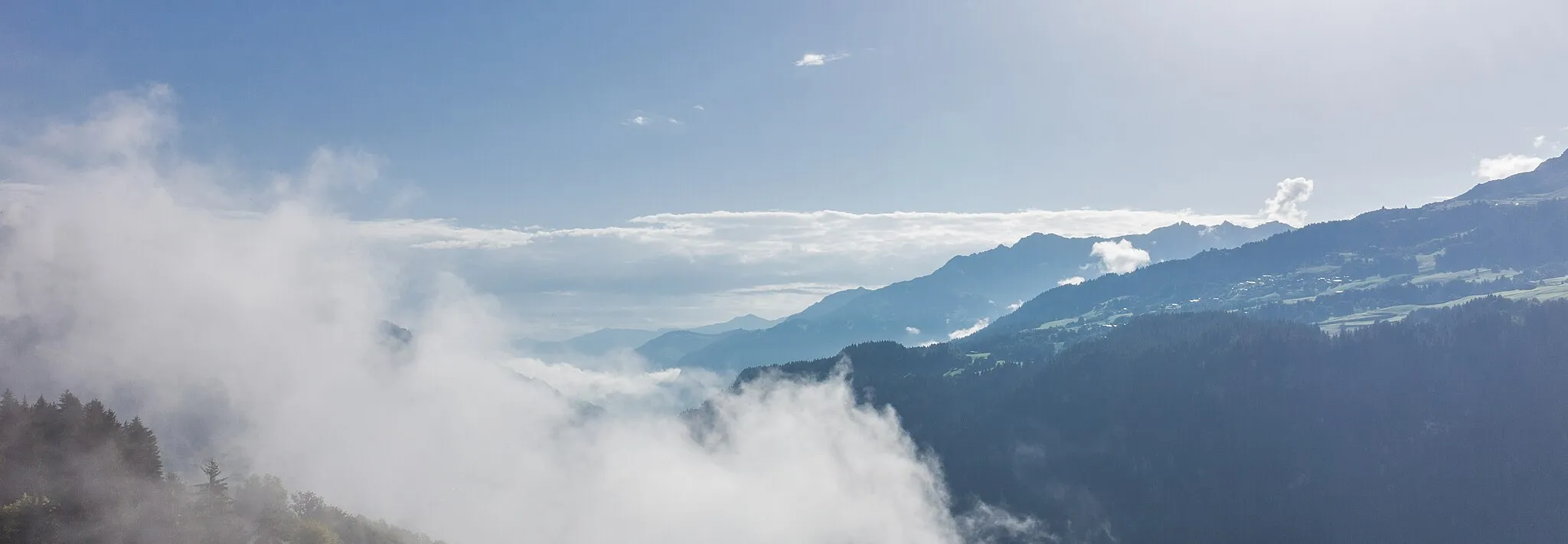 Photo showing: View from the panorama road between Waltensburg / Vuorz and Breil / Brigels towards Ilanz.