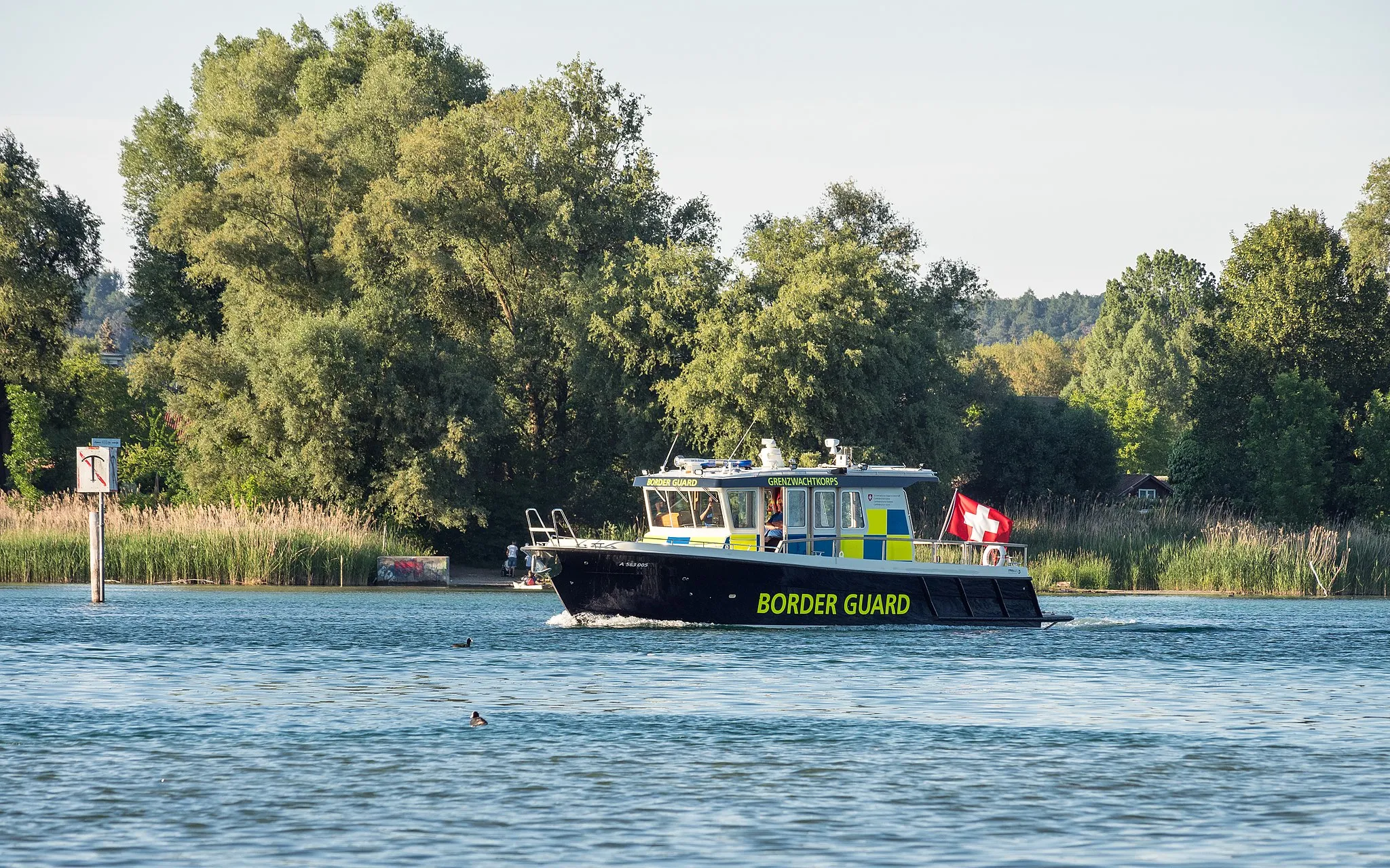 Photo showing: Grenzwachtboot patroulliert auf dem Seerhein, der Grenze zwischen CH-Tägerwilen und D-Konstanz.