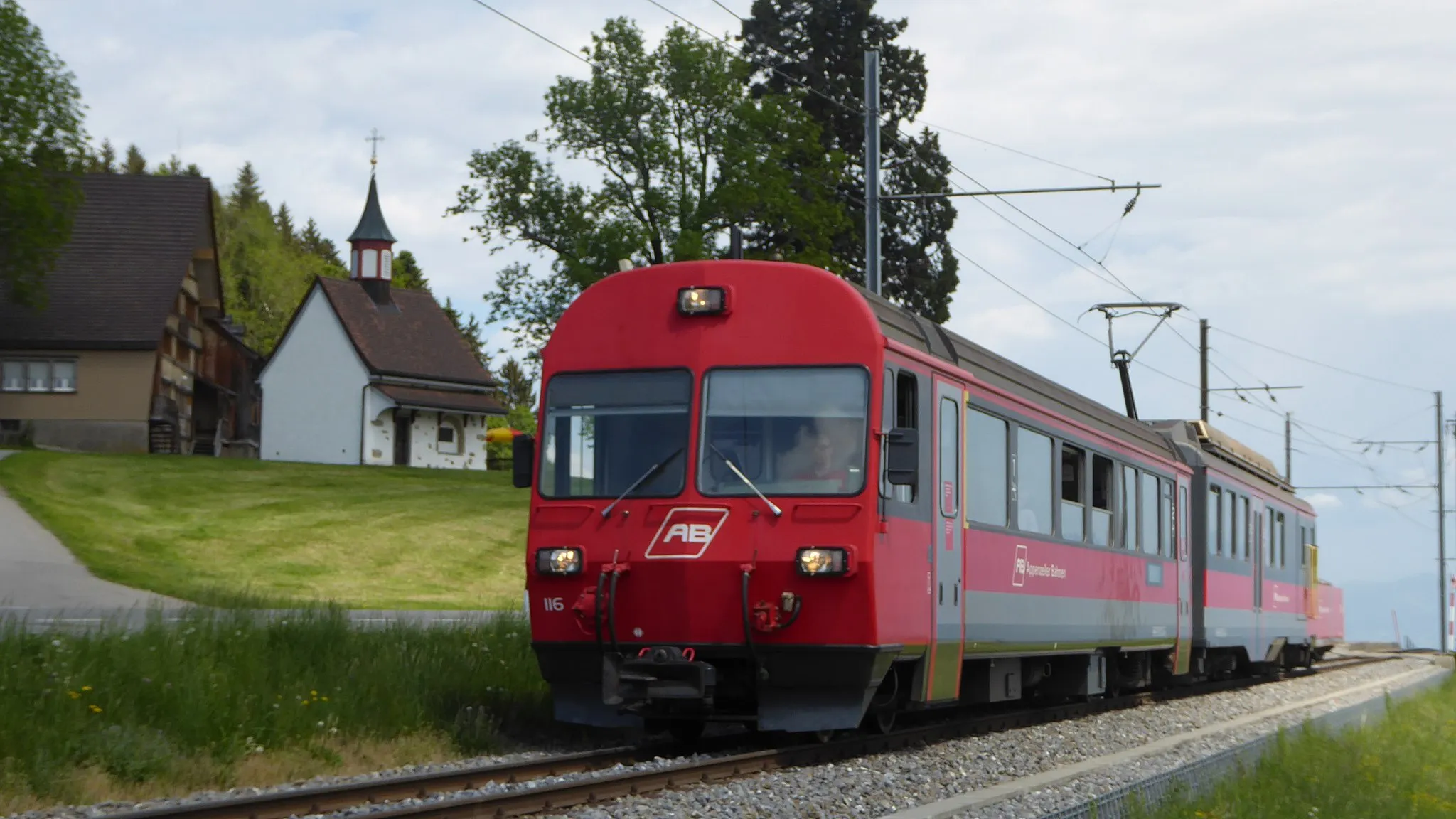 Photo showing: Zug der Appenzeller Bahnen bei der Haltestelle Stoss AR mit Schlachtkapelle im Hintergrund