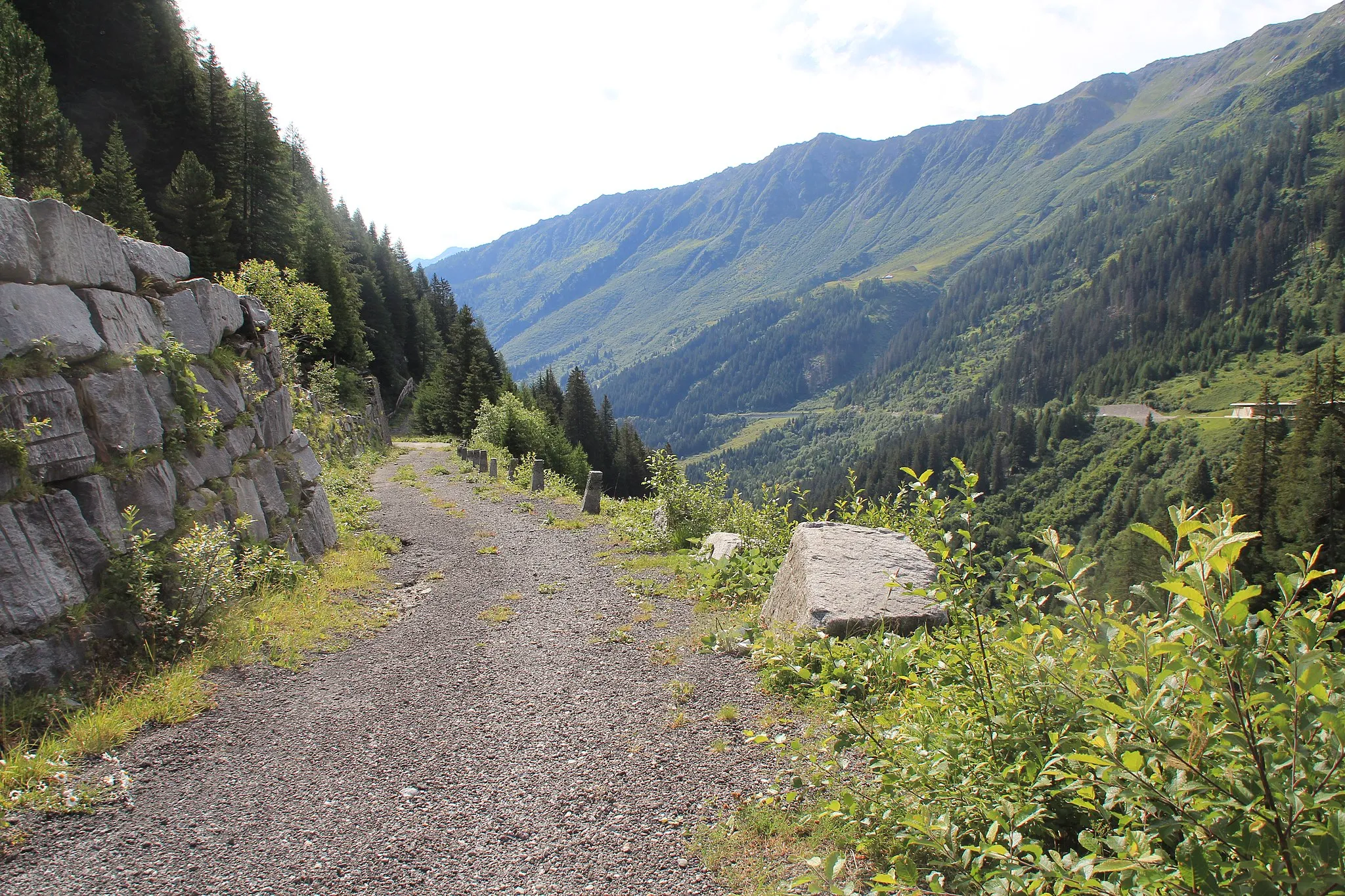 Photo showing: Alte Strasse über den de:Lukmanierpass.