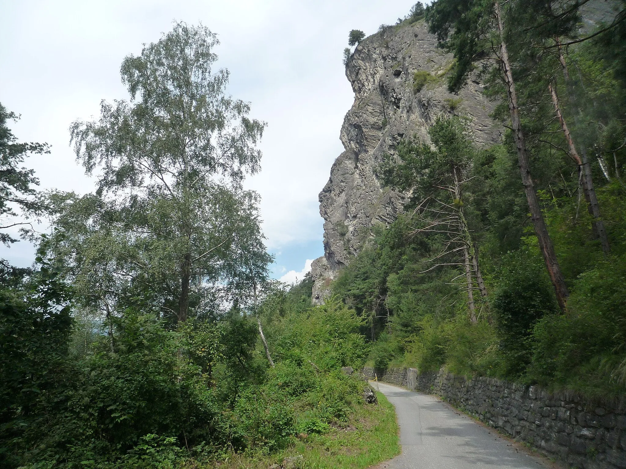 Photo showing: Trail near Rothenbrunnen, Graubunden, Switzerland: GPH Polenweg Juvalta Süd