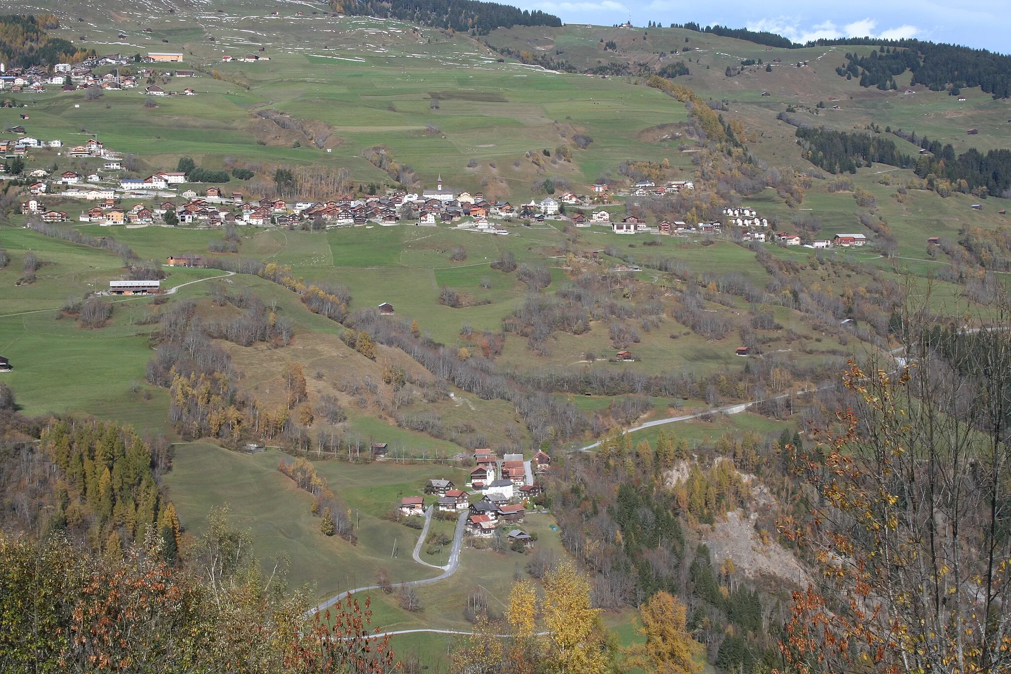 Photo showing: Cumbel, unten das Dorf Peiden