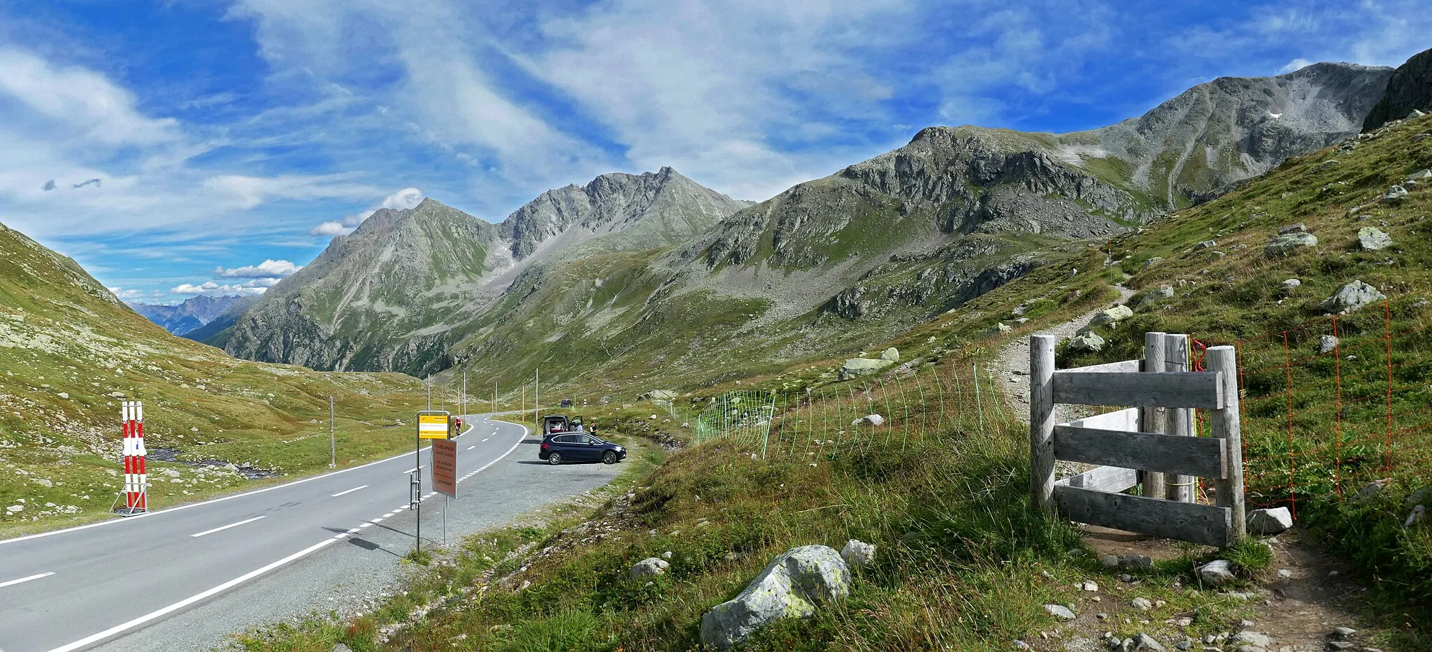 Photo showing: Abzw. Schwarzhorn bus stop of PostAuto on the Flüelapass road in Susch, Switzerland. On the righ is trail towards Schwarzhorn.