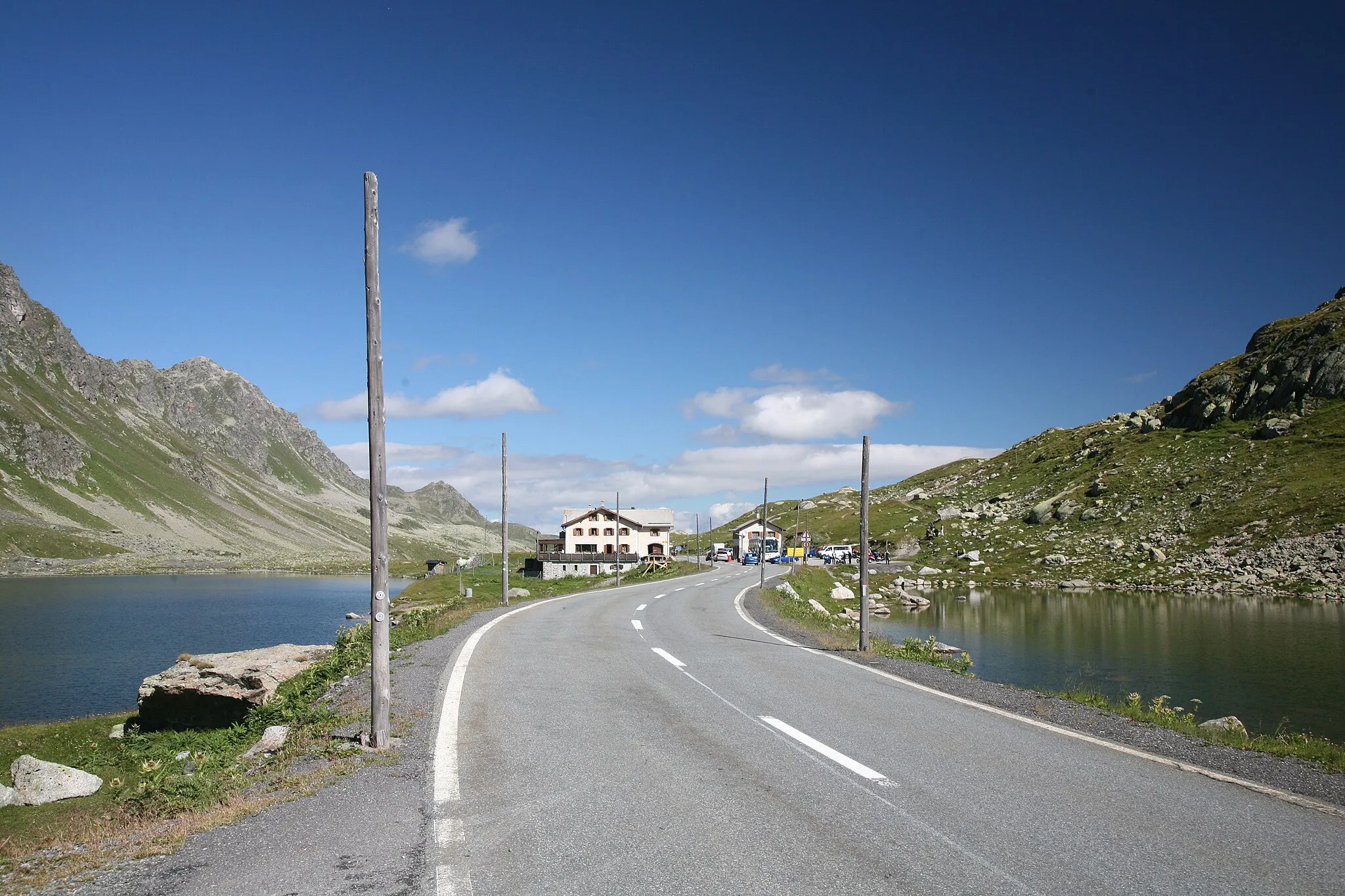 Photo showing: Flüela pass, Grisons, Swiss Alps. With Schottensee to the left and Scharzsee to the right of the pass road.