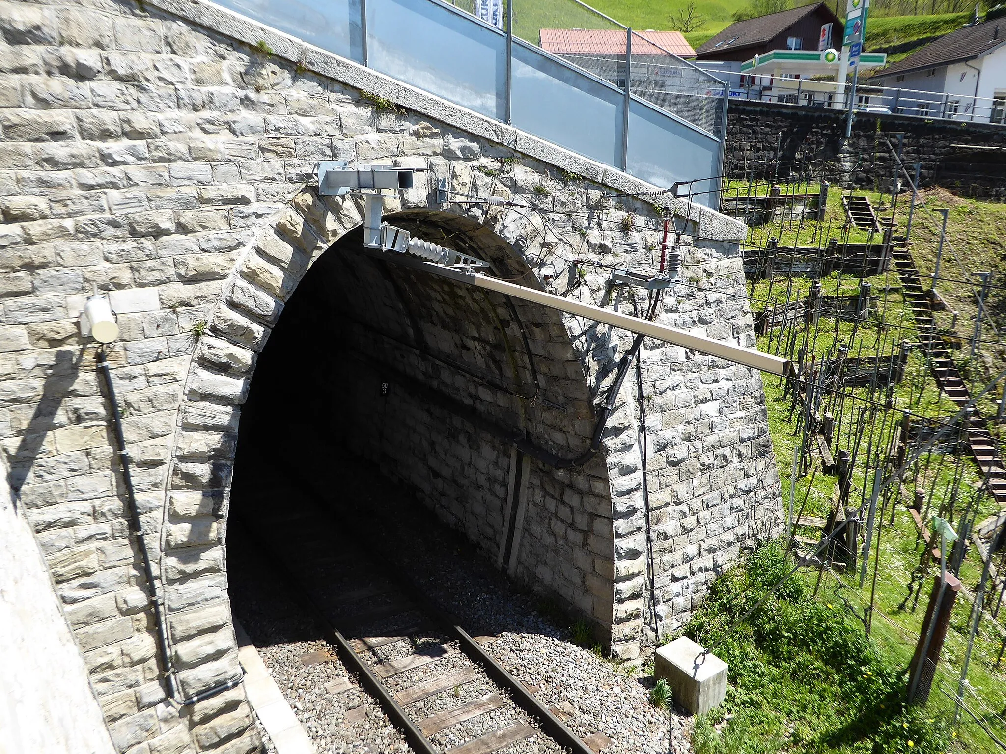 Photo showing: Übergang von der Fahrleitung zur Stromschiene beim Eingang des Tunnels unter der Kantonsstrasse in Lichtensteig