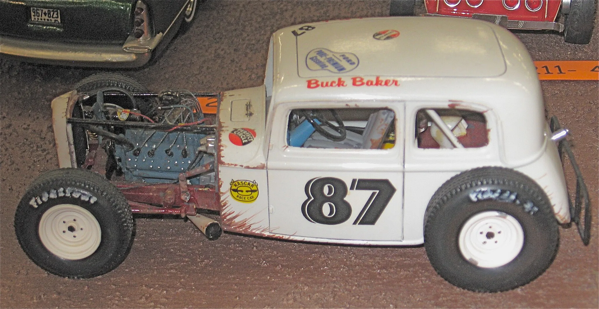 Photo showing: Model kit of a Ford V8 Model 18 Victoria (1932) Modified racer, driven by Buck Baker. Note late-model flathead V8. Shot at Draggins anniversary car show