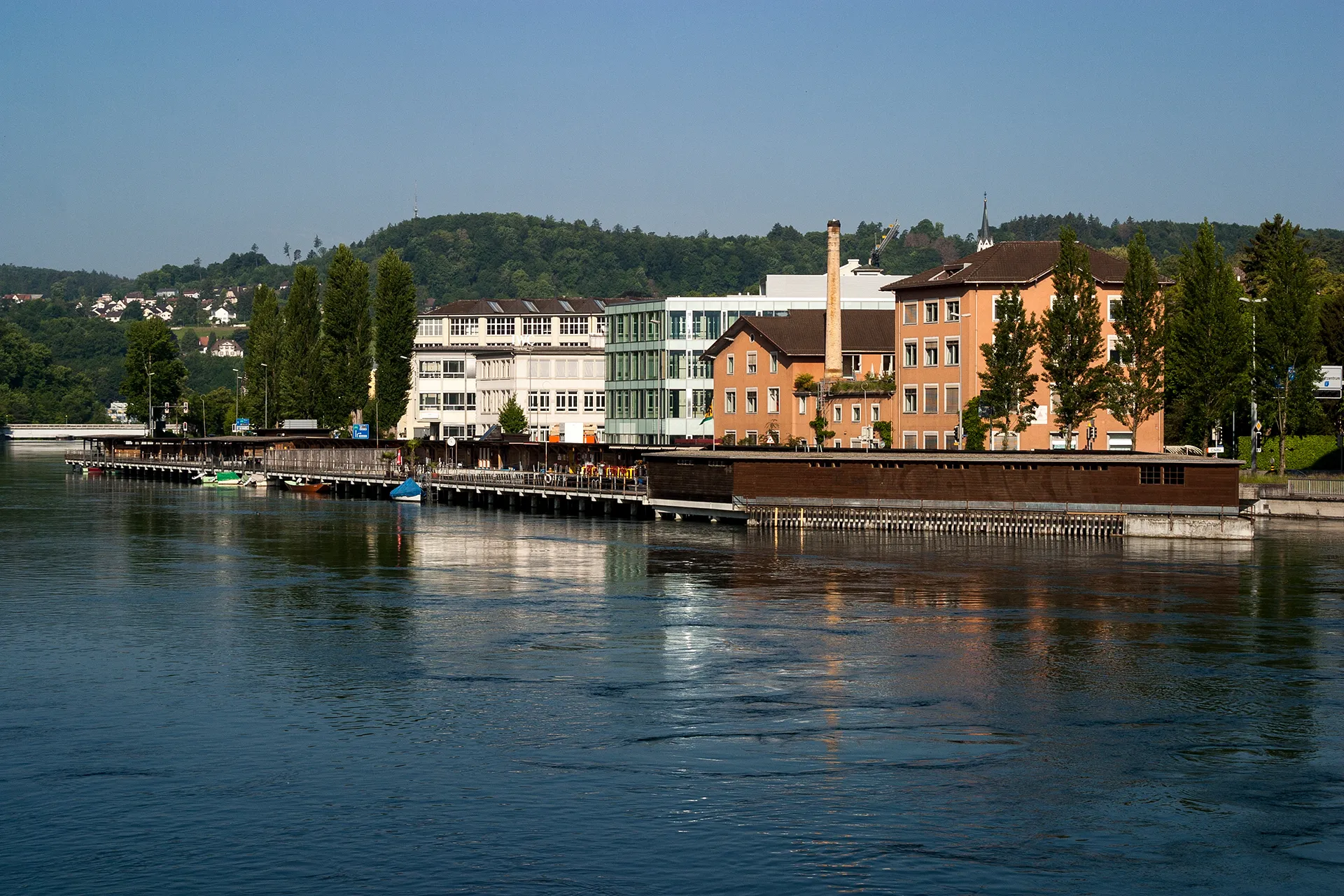 Photo showing: Rhybadi in Schaffhausen, dahinter: ehemalige Baumwollzwirnerei Frey & Peyer, heute KV Schaffhausen