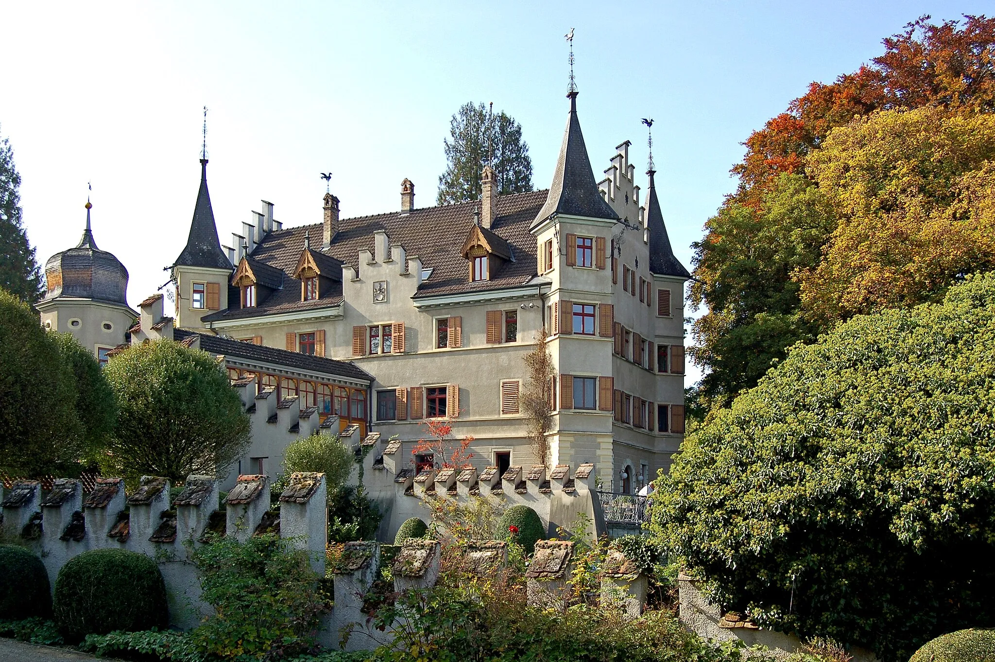 Photo showing: Das Schloss Seeburg ist eng mit der Stadtgeschichte Kreuzlingens verbunden. 1598 ließ es der Konstanzer Junker Jakob Atzenholz errichten. Später diente es den Äbten des Kreuzlinger Augustinerstiftes als Sommerresidenz. 1633 brannte es vollständig aus und wurde erst 1664 wieder aufgebaut. Ab 1833 war das Thurgauer Lehrerseminar dort untergebracht. 1850 erwarb Gottfried Ferdinand Ammann das Anwesen, der es in sein heutiges Aussehen umbauen ließ. Seit 1958 ist es im Besitz der Stadt Kreuzlingen. 1982 - 1984 wurde es umfangreich renoviert. Bis in die 1960er Jahre, als der Bodensee dort aufgeschüttet wurde, stand das Schloss direkt am See. Seit geraumer Zeit ist dort auch ein Café mit Terrasse unterbracht.

(Gegenlichtaufnahme)