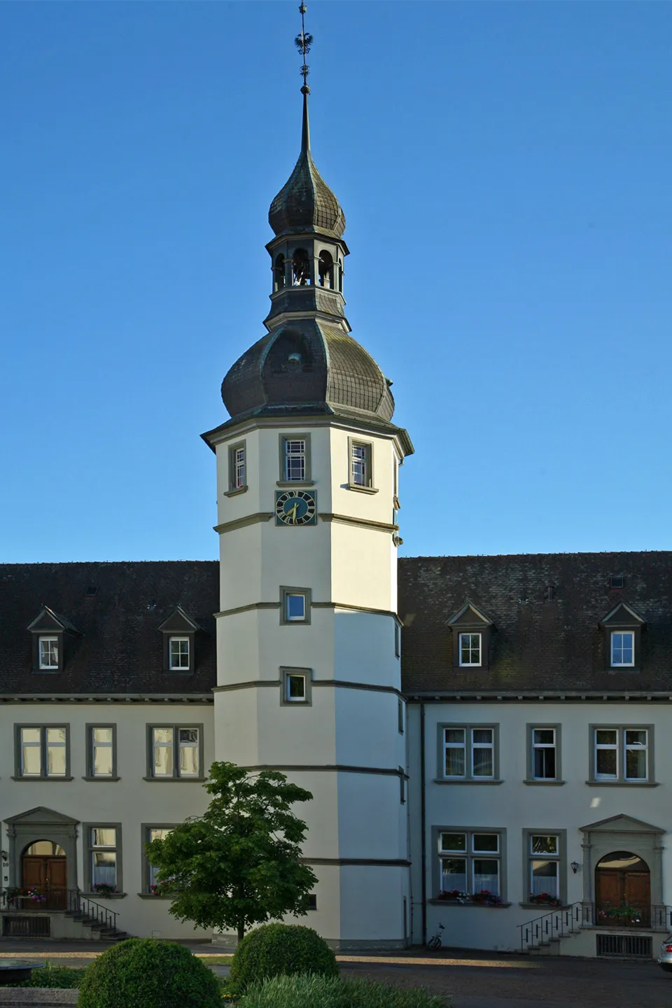 Photo showing: The monastery Hegne (Barmherzigen Schwestern vom heiligen Kreuz) is located in a district of the municipality Allensbach at Lake Constance, Germany. The monastic buildings are also used for school and charitable institutions.