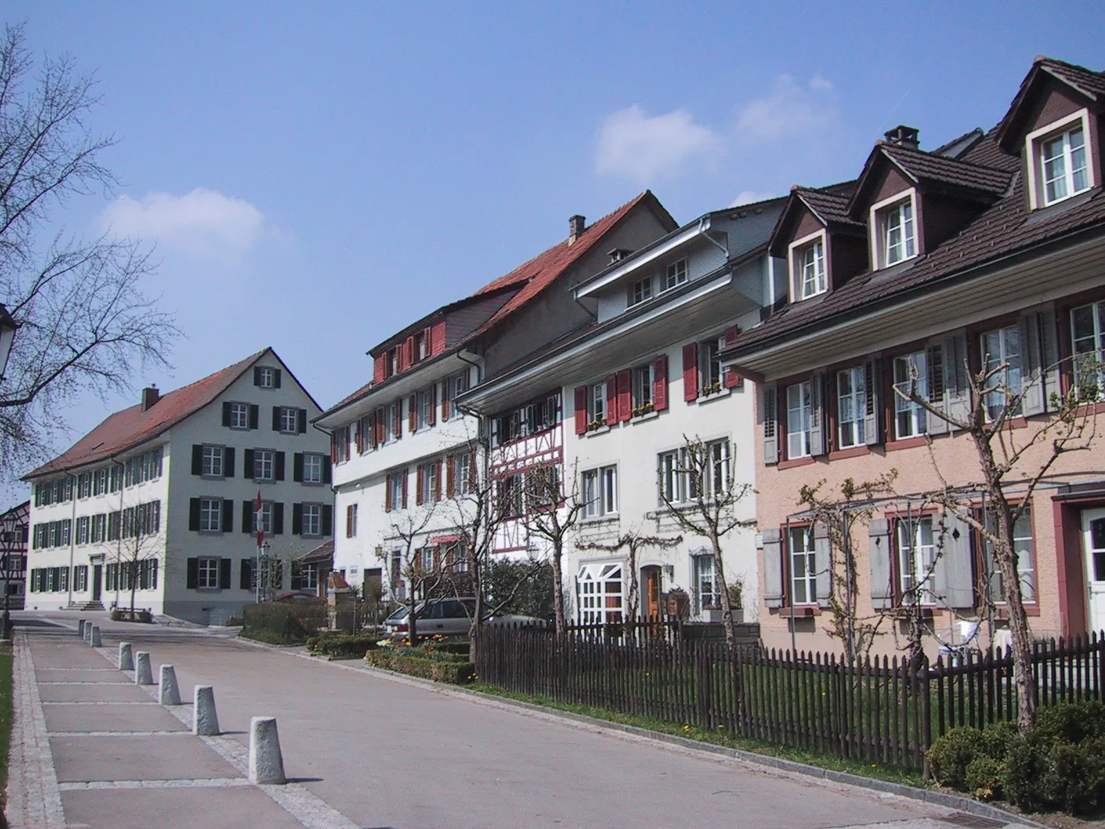 Photo showing: Aufnahme einer Häuserzeile vor der Kirche in Pfyn TG.