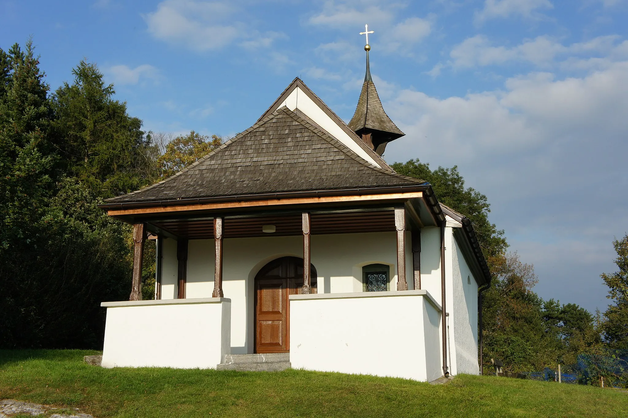 Photo showing: Die St. Anna-Kapelle auf dem Montlingerberg aus westlicher Richtung. Der Eingangsbereich ist ummauert und überdacht. Ein kleines Klockentürmchen steht auf der Ostseite des Giebeldaches der Kapelle.