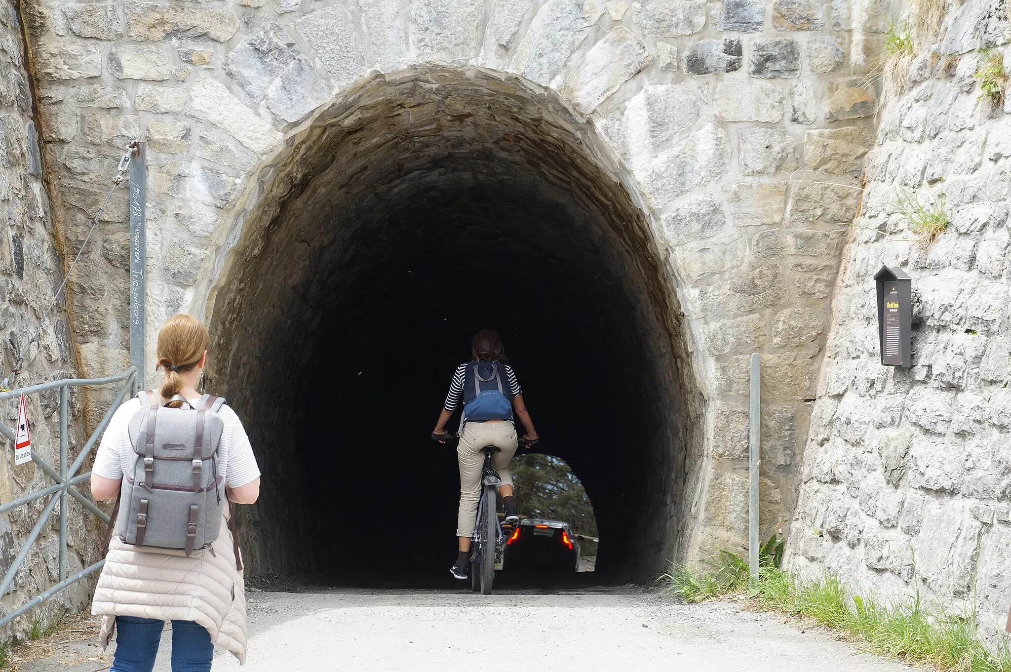 Photo showing: Radfahrer und Auto im alten Tunnel, Blick in die Röhre von Osten