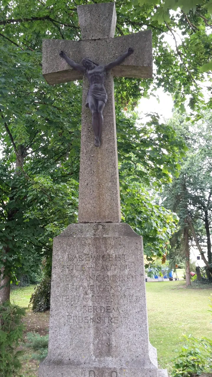 Photo showing: Wegkreuz zum Gedenken an einen Kriegsverstorbenen gegenüber der Kirche von Überlingen am Ried