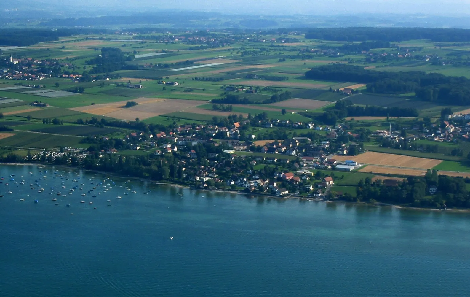 Photo showing: Impressions of a flight with airship D-LZZR. Landschlacht in the foreground, Altnau to the left.