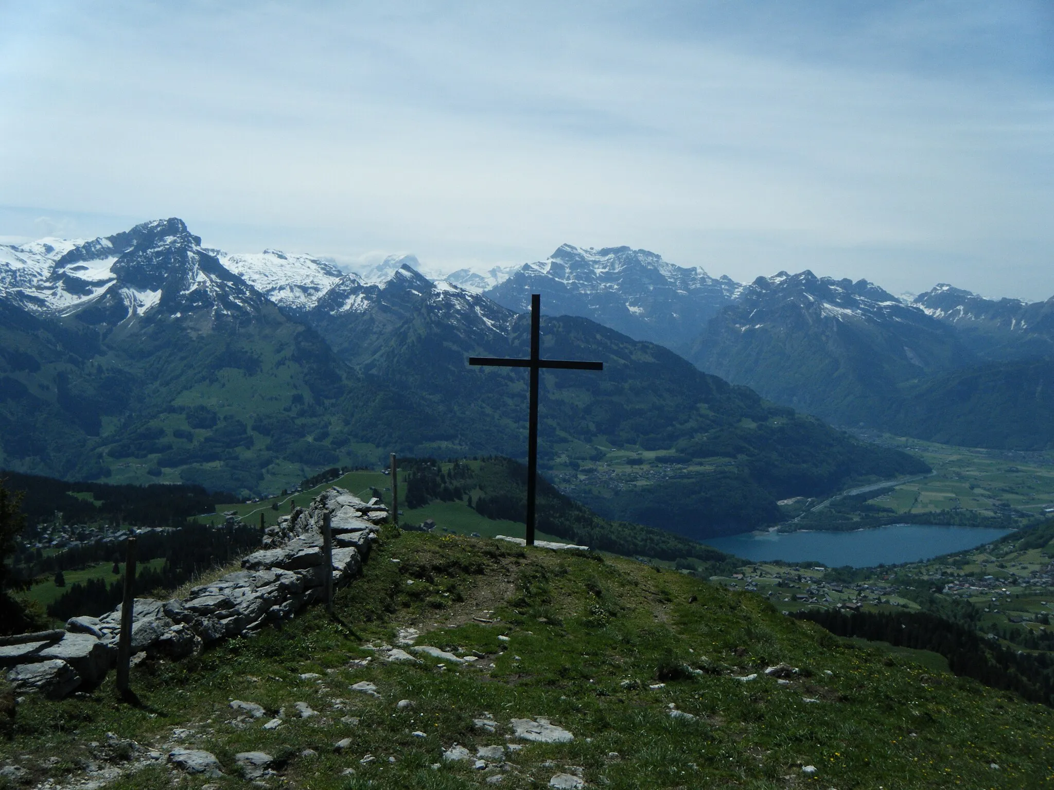 Photo showing: Gulmen (south-west view towards Glarner Alpen, Amden and Walensee; the summit cross is not the highest point)