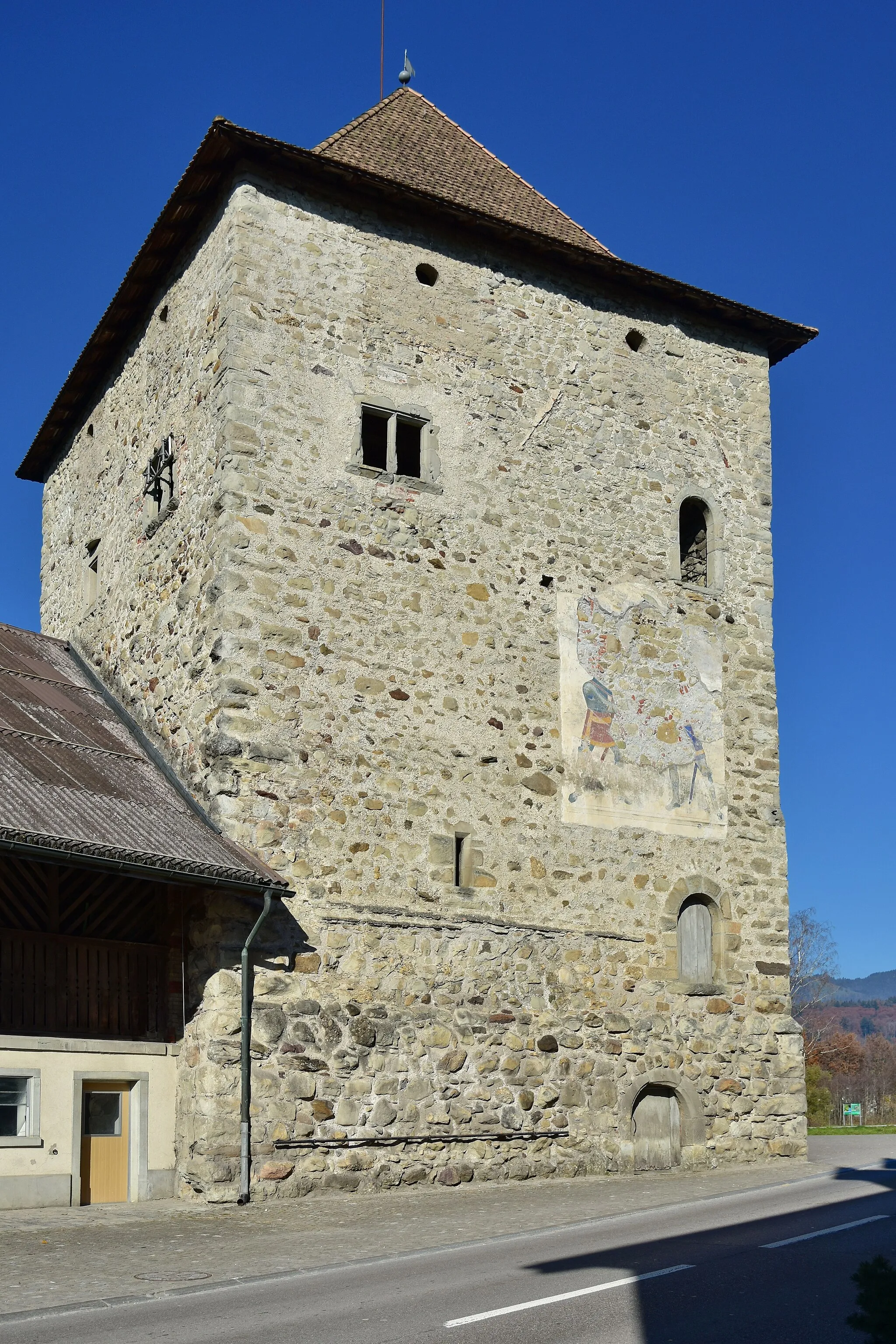 Photo showing: Grynau (Grinau or Schloss Grynau) is a castle tower, situated on the Linth canal in the Swiss municipality of Tuggen in the Canton of Schwyz, that was built by the House of Rapperswil in the early 13th century AD.