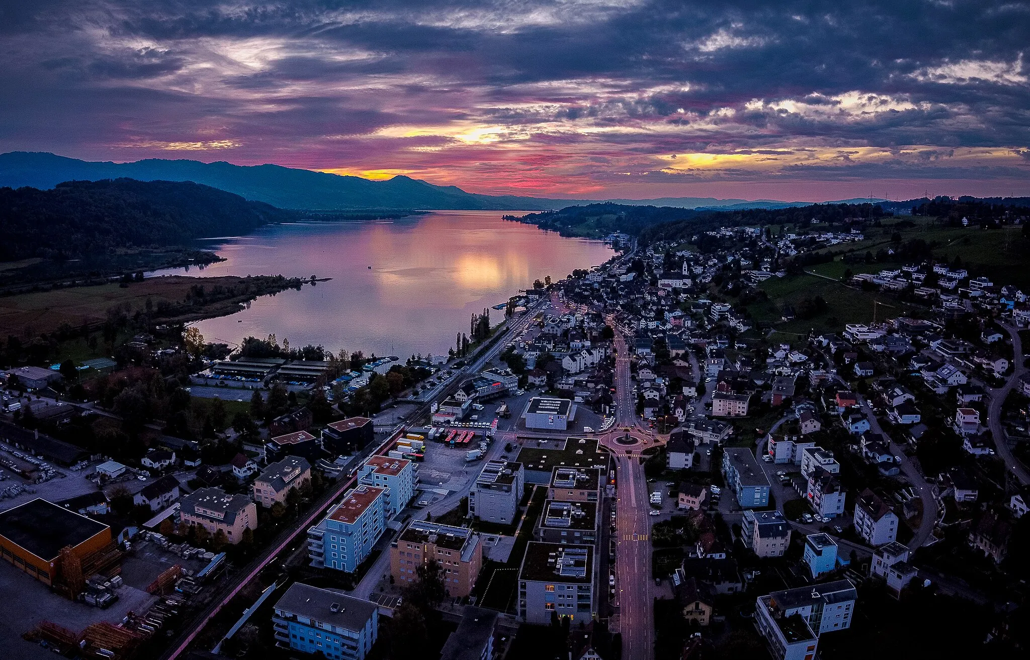 Photo showing: Panorama of Schmerikon SG at sunset in October