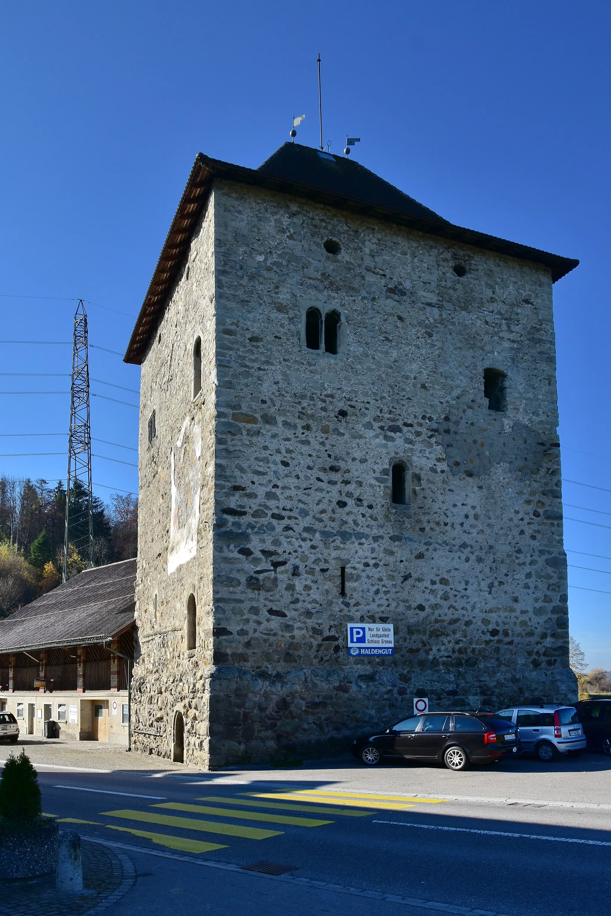 Photo showing: Grynau (Grinau or Schloss Grynau) is a castle tower, situated on the Linth canal in the Swiss municipality of Tuggen in the Canton of Schwyz, that was built by the House of Rapperswil in the early 13th century AD.