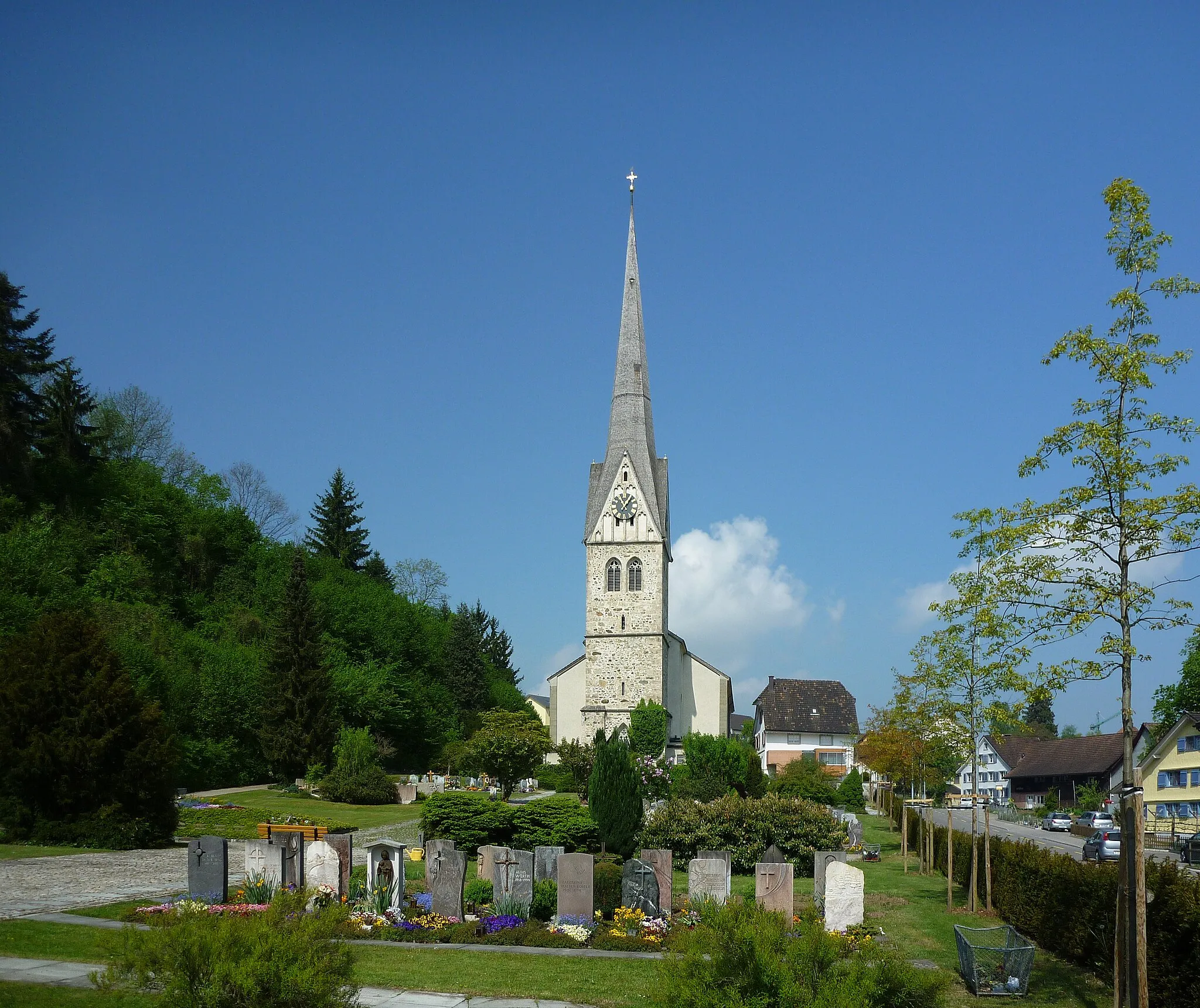 Photo showing: The church in Henau, a part of the Swiss village Uzwil. The church tower is the village's oldest building.