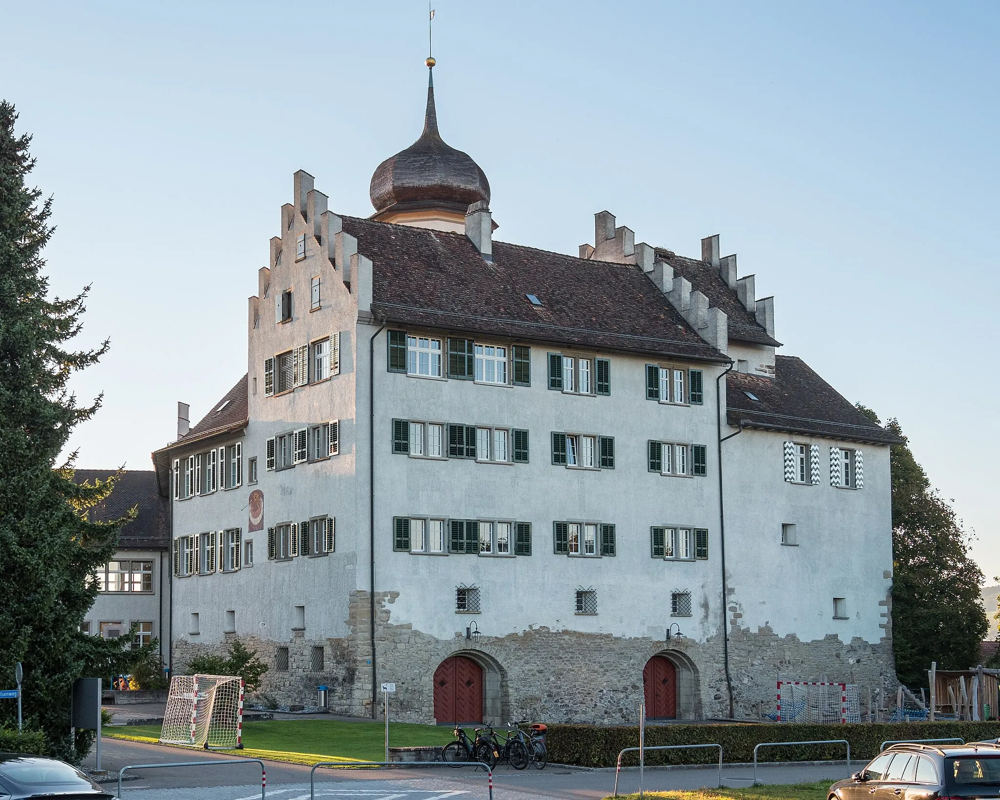 Photo showing: Schloss Bürglen TG, erkennbar auch als Schulhaus genutzt.