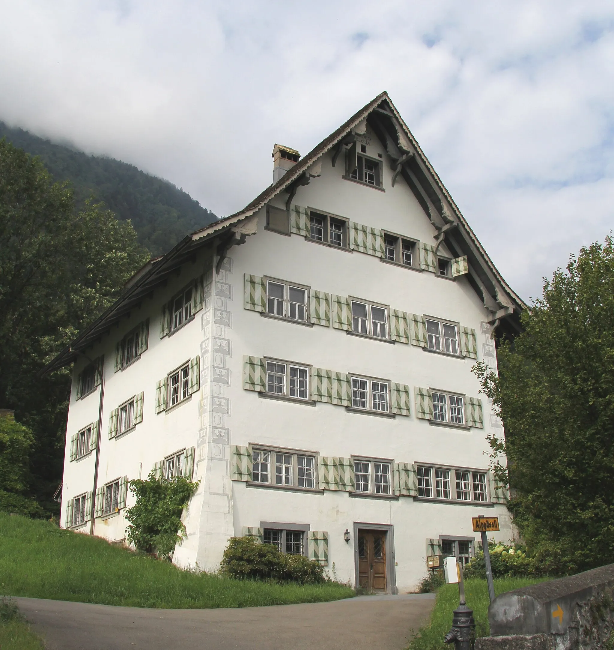Photo showing: "Miltsches Ritterhaus", historic residential building in the community of en:Bilten, canton of Glarus, Switzerland