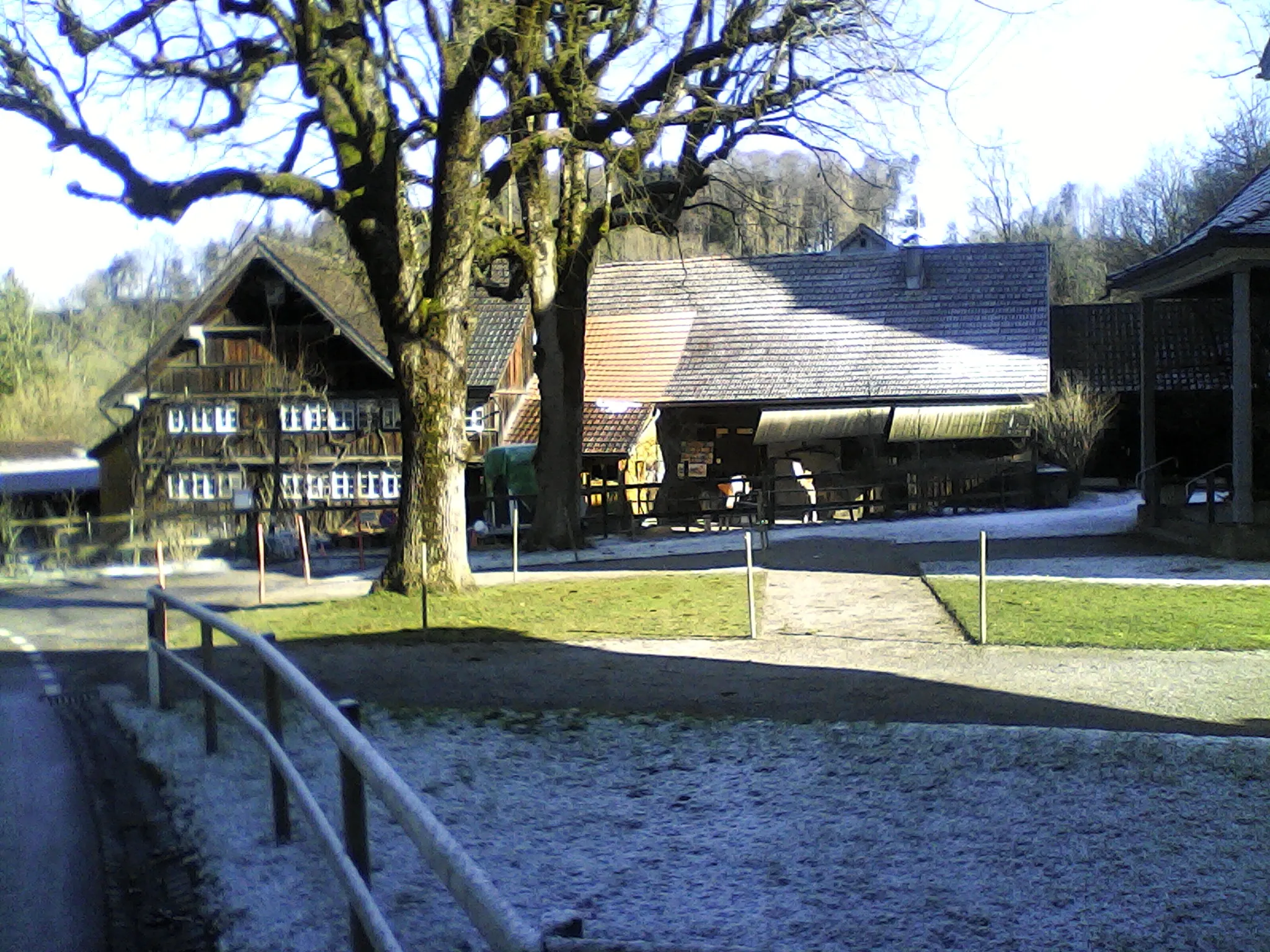 Photo showing: Typisches Bauernhaus neben der Kirche Oberglatt SG