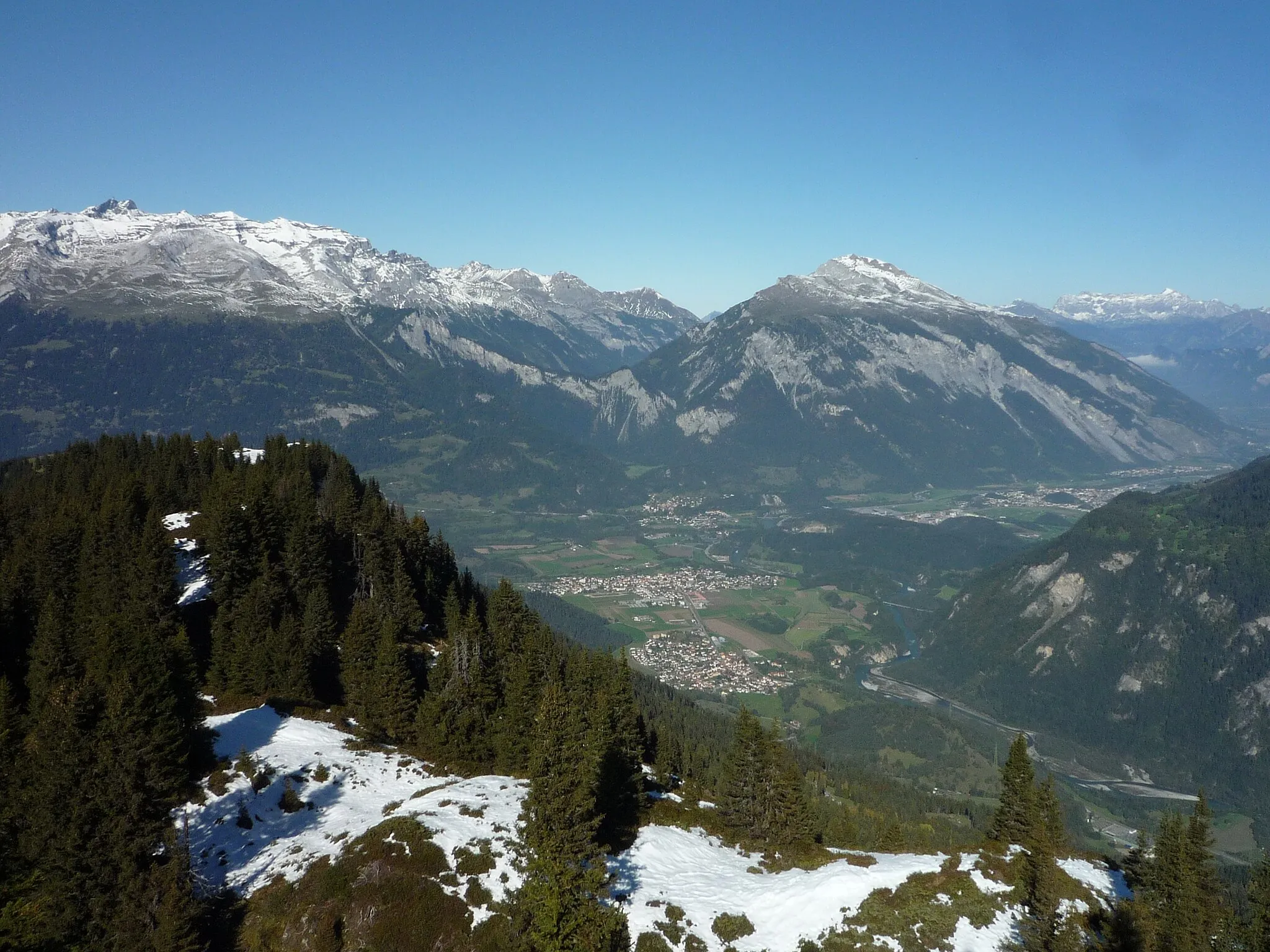 Photo showing: Ringelgebiet links und Calandamassiv rechts von Süden gesehen, dazwischen der Kunkelspass. Im Vordergrund Rhäzüns