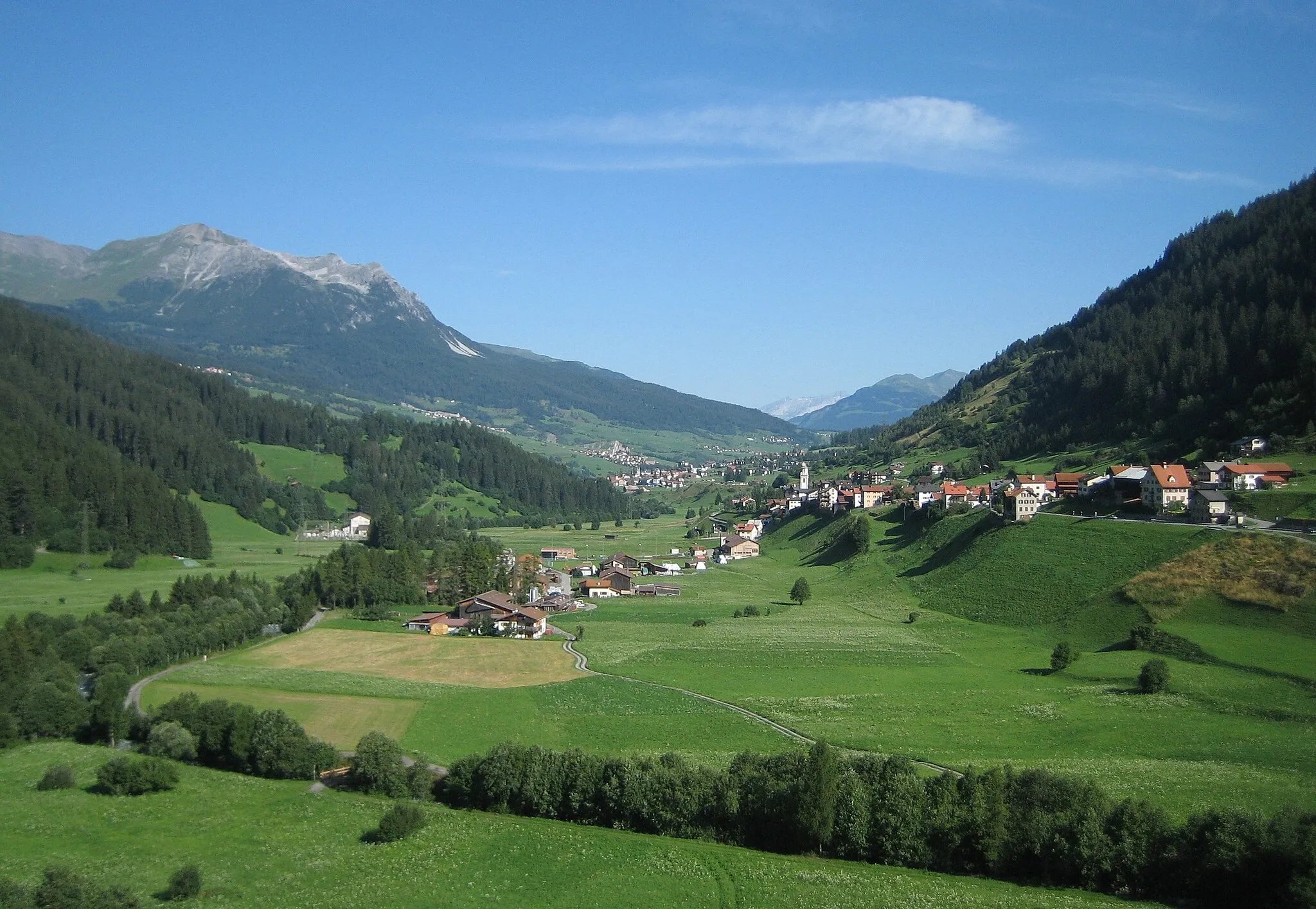 Photo showing: Sot Gôt, das untere Teil vom Oberhalbstein mit Tinizong und Savognin Richtung Norden