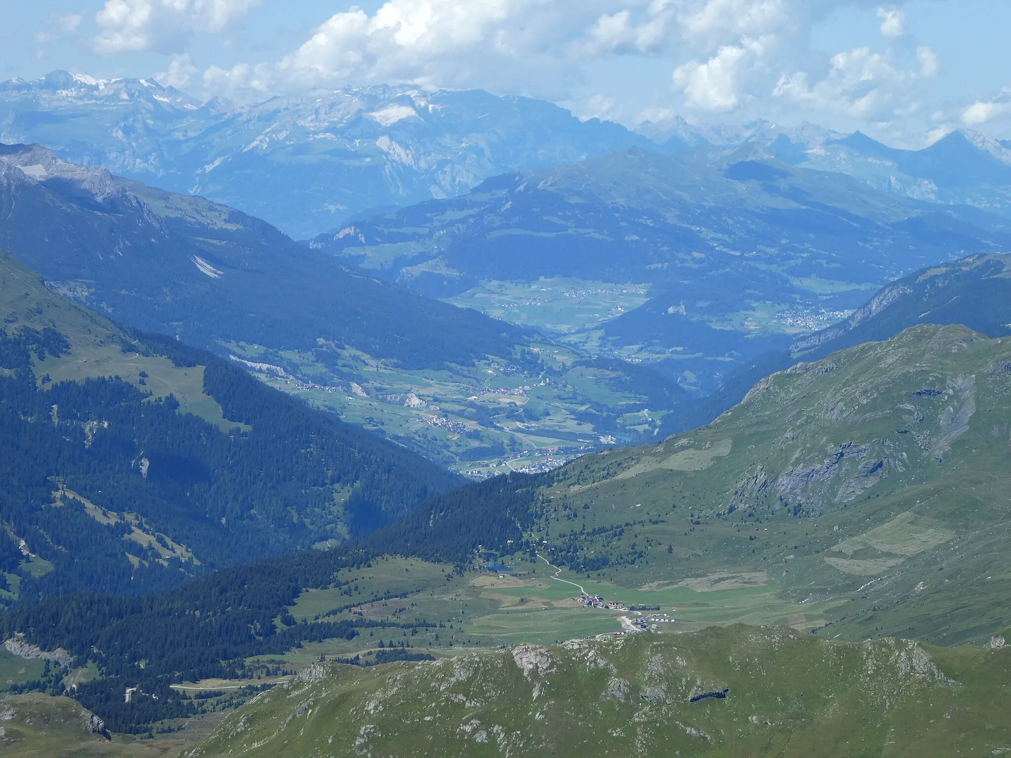 Photo showing: Sot Gôt, the lower part of Surses, picture taken from Piz Neir (Surses, Grison, Switzerland)