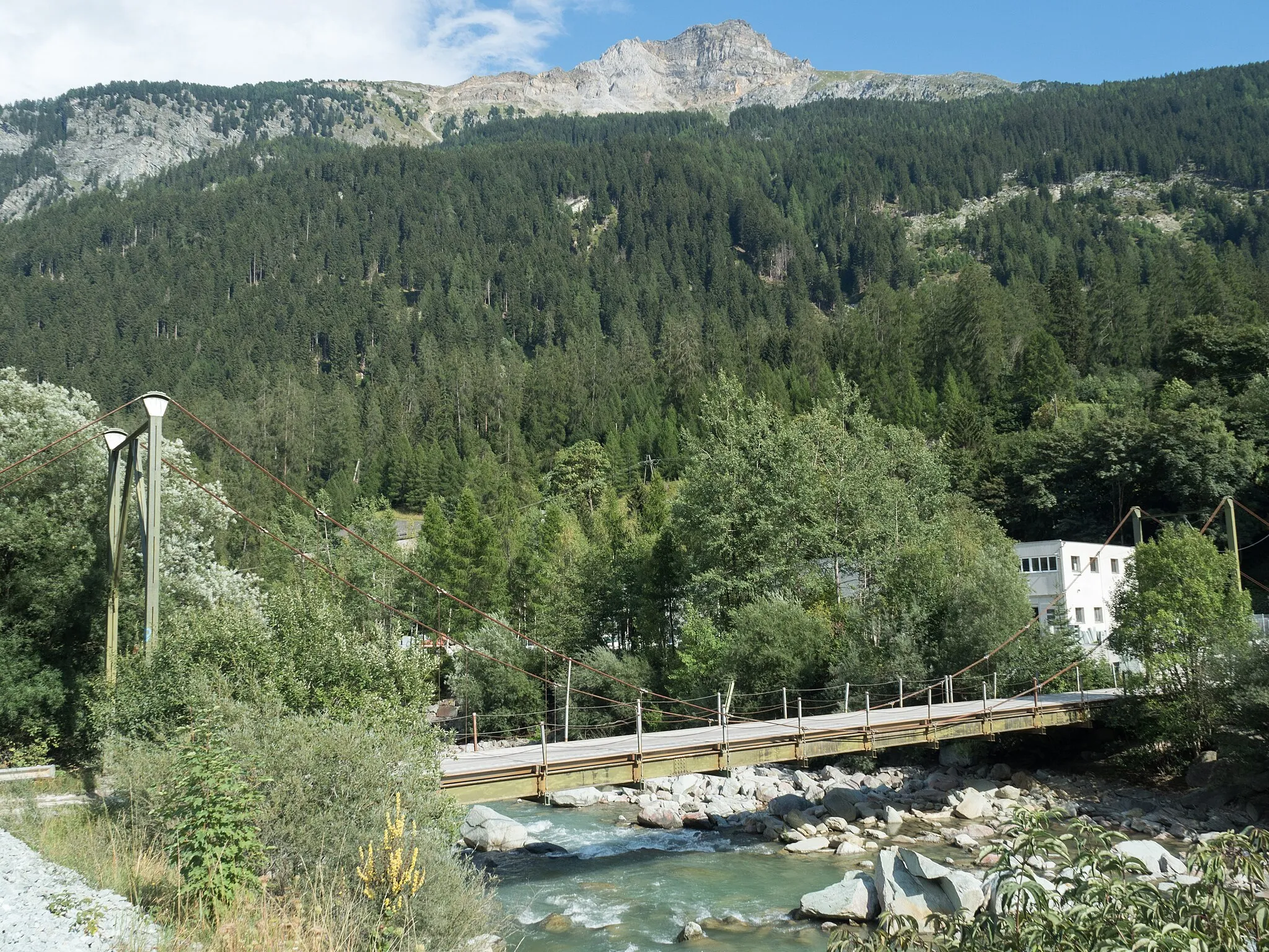 Photo showing: Granite Plant Suspension Bridge over the Hinterrhein River, Andeer, Canton of Graubünden, Switzerland