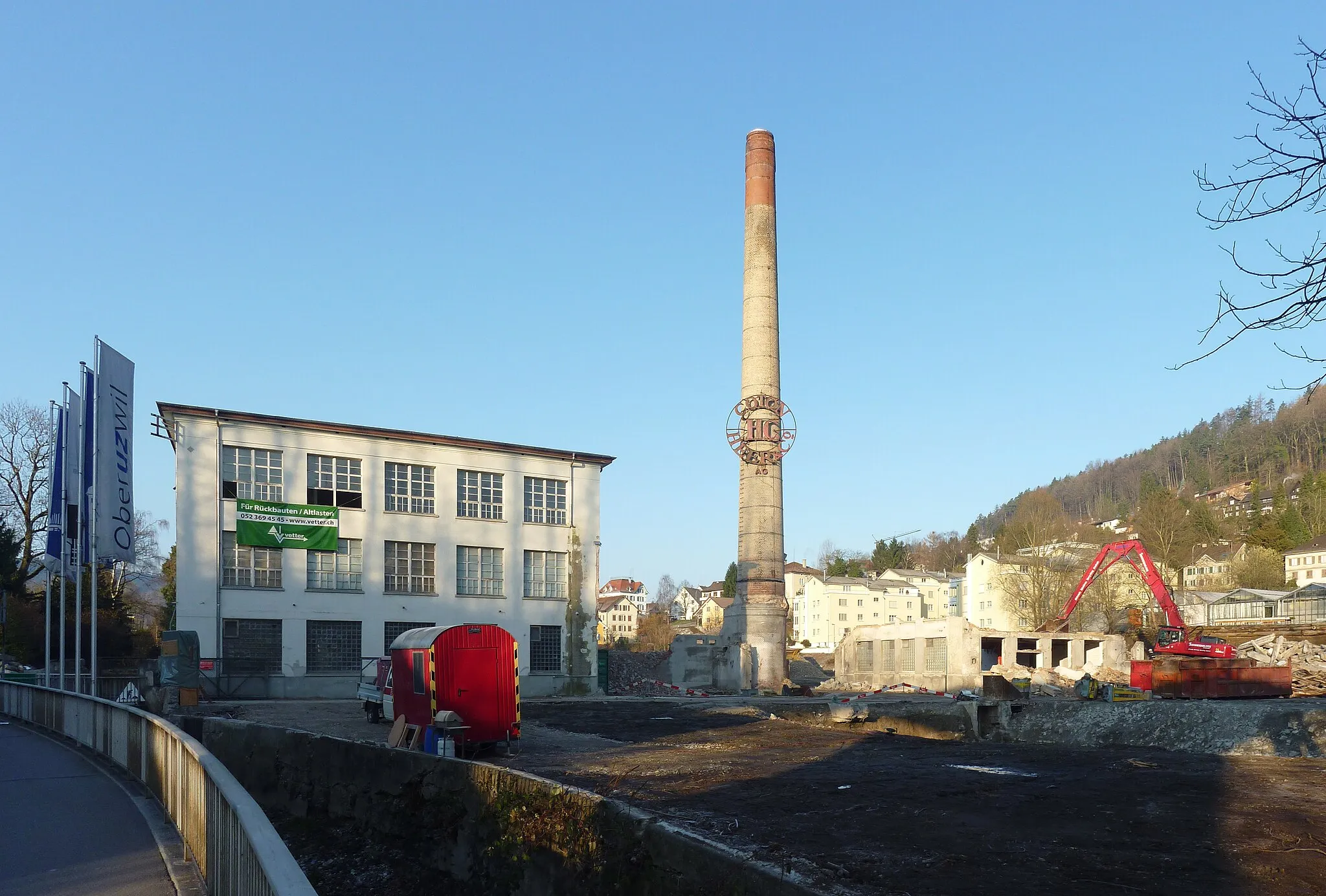 Photo showing: Smokestack of HC Färberei Oberuzwil, formerly known as Heer & Co. 2 weeks before demolition of the factory in 2011. Stitched of 3 images.