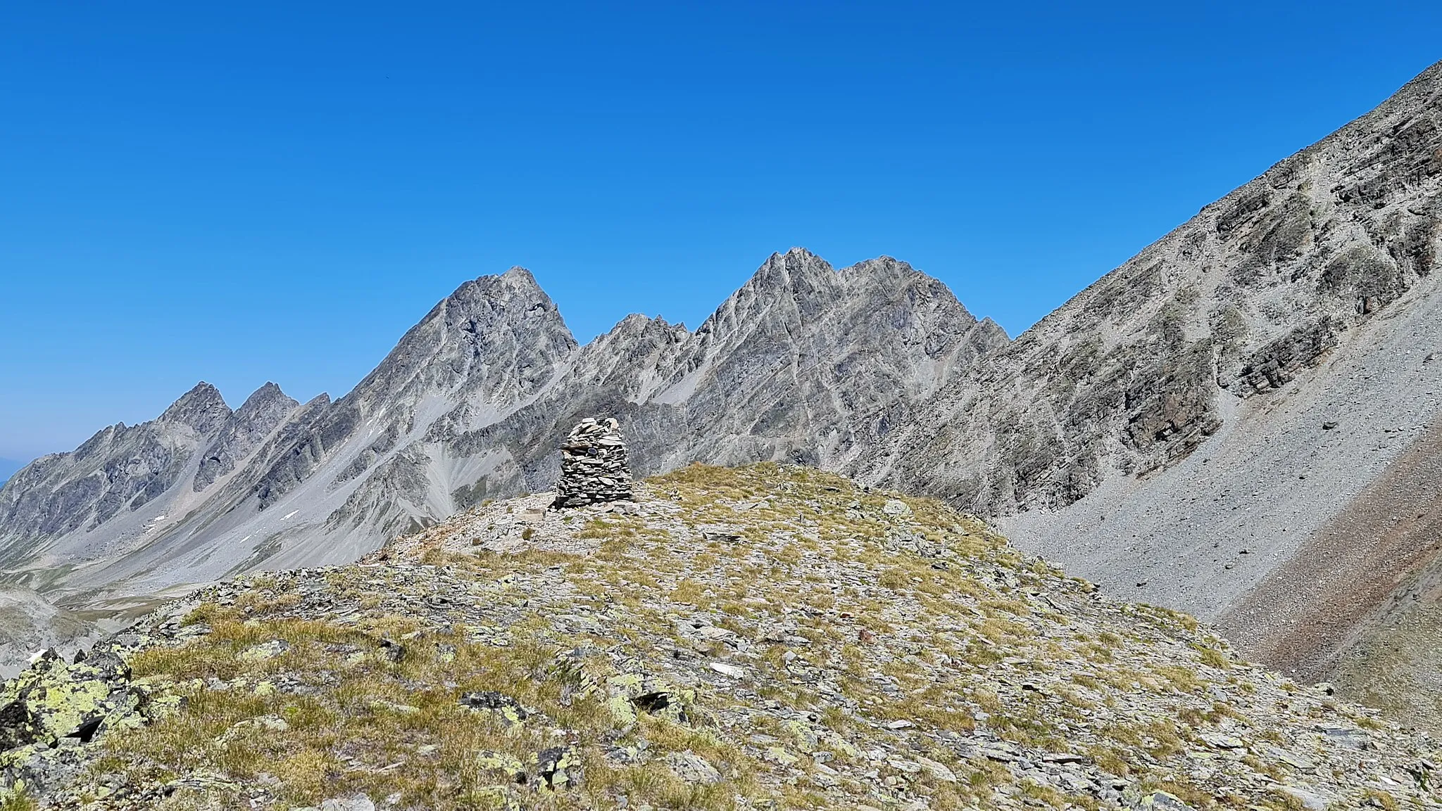 Photo showing: Cairn on Piz Glims (Zernez, Grison, Switzerland). Plattenhörner in the background.