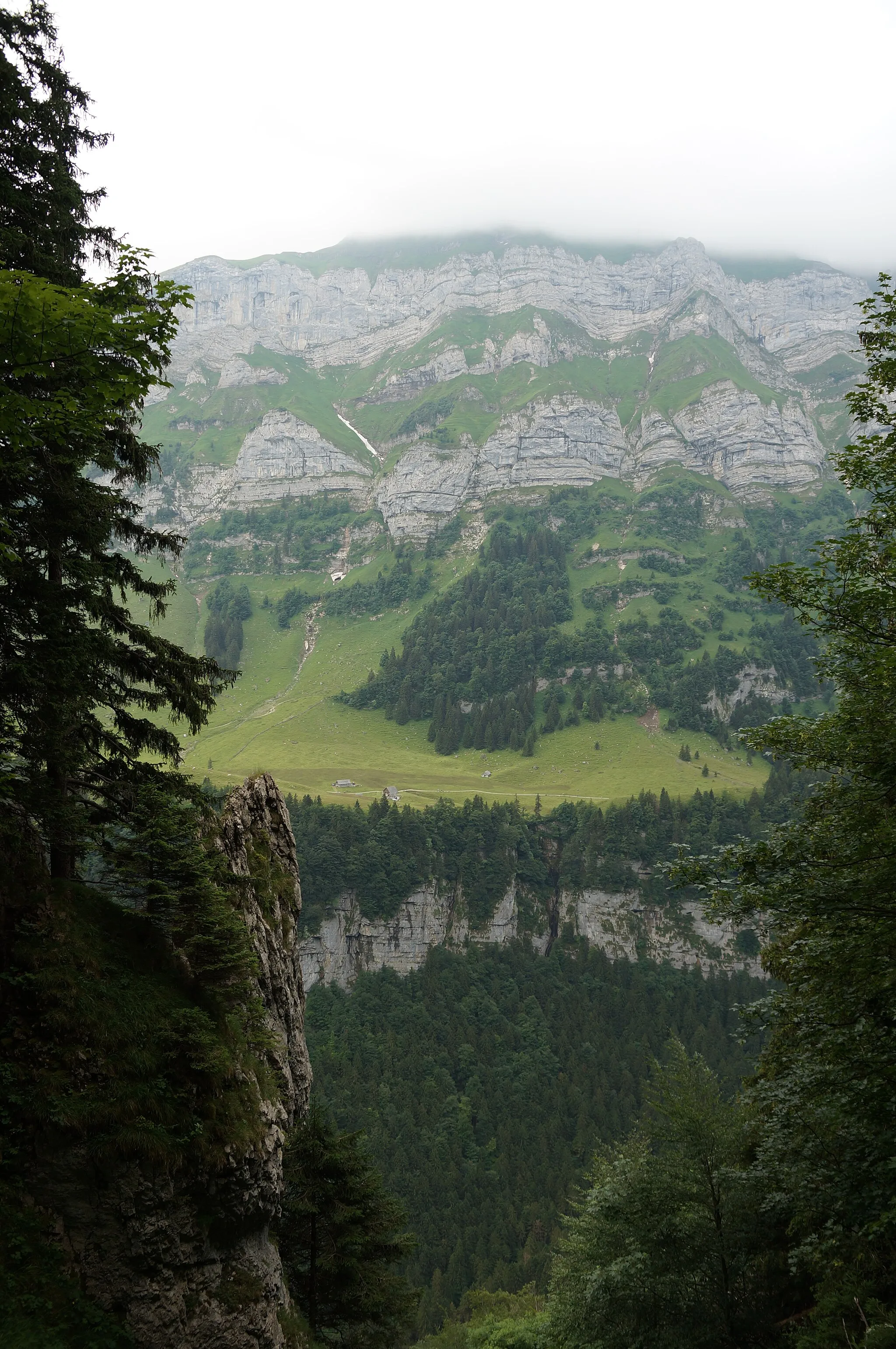 Photo showing: Alpstein: mountains above Wasserauen with Marwees mountain and Alp Hütten