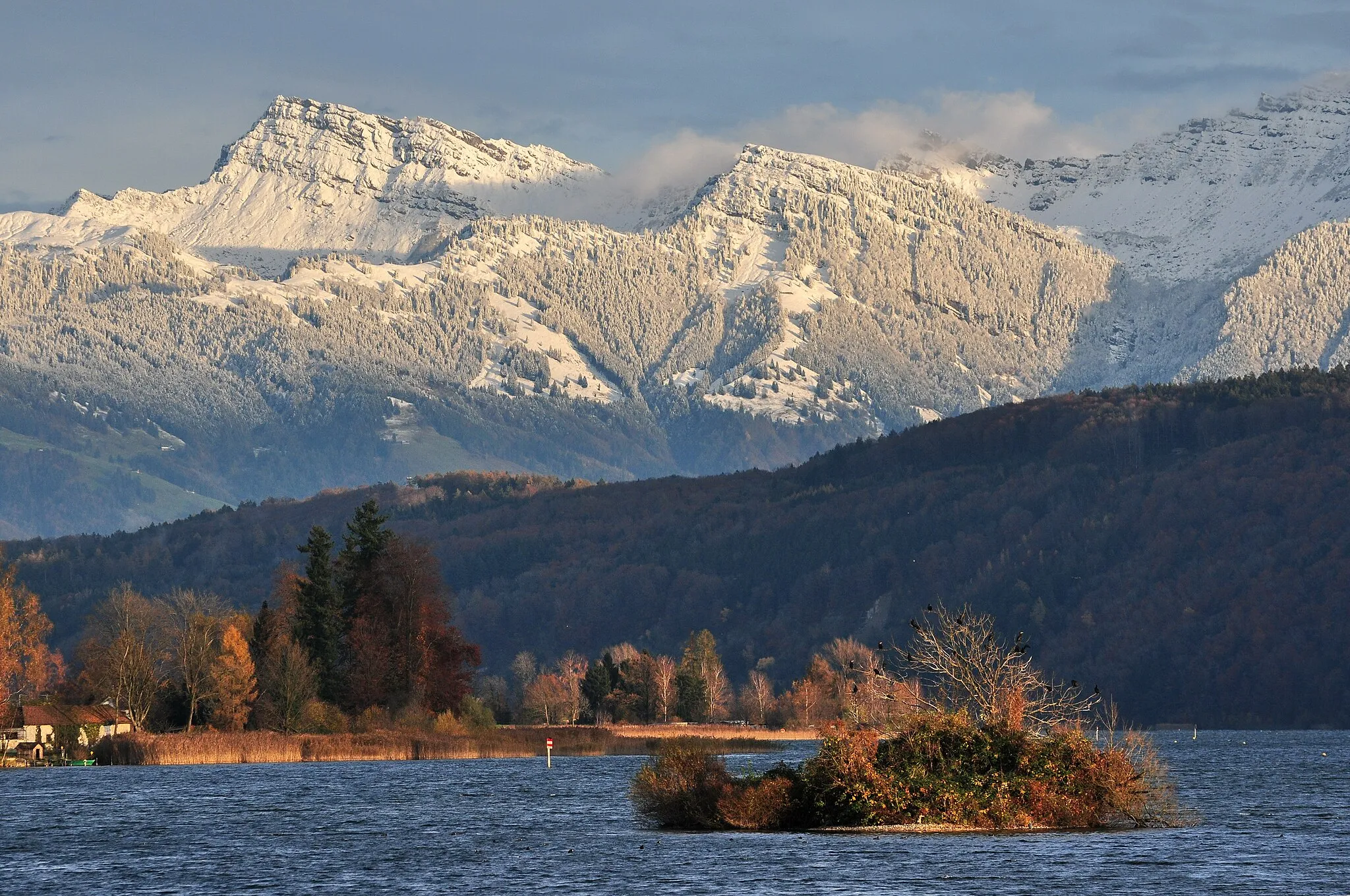 Photo showing: Obersee (upper Lake Zurich) and Wurmsbach, as seen from Stampf in Jona (Switzerland), Chüemettler and Speer mountains in the background, Buechberg in the foreground.