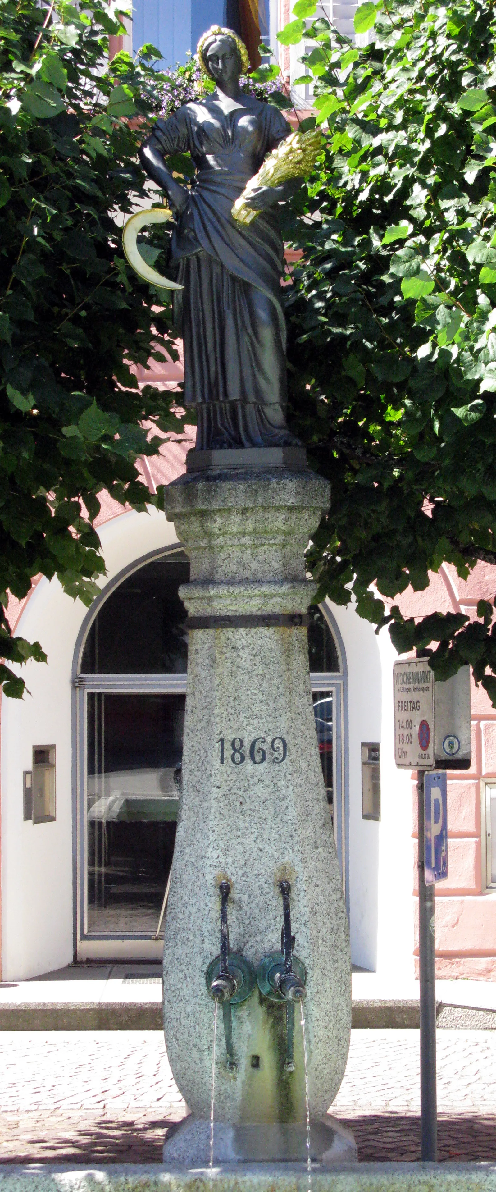 Photo showing: Löffingen, Rathausbrunnen mit Schnitterin von 1869 erinnert an die Markttage auf diesem Platz