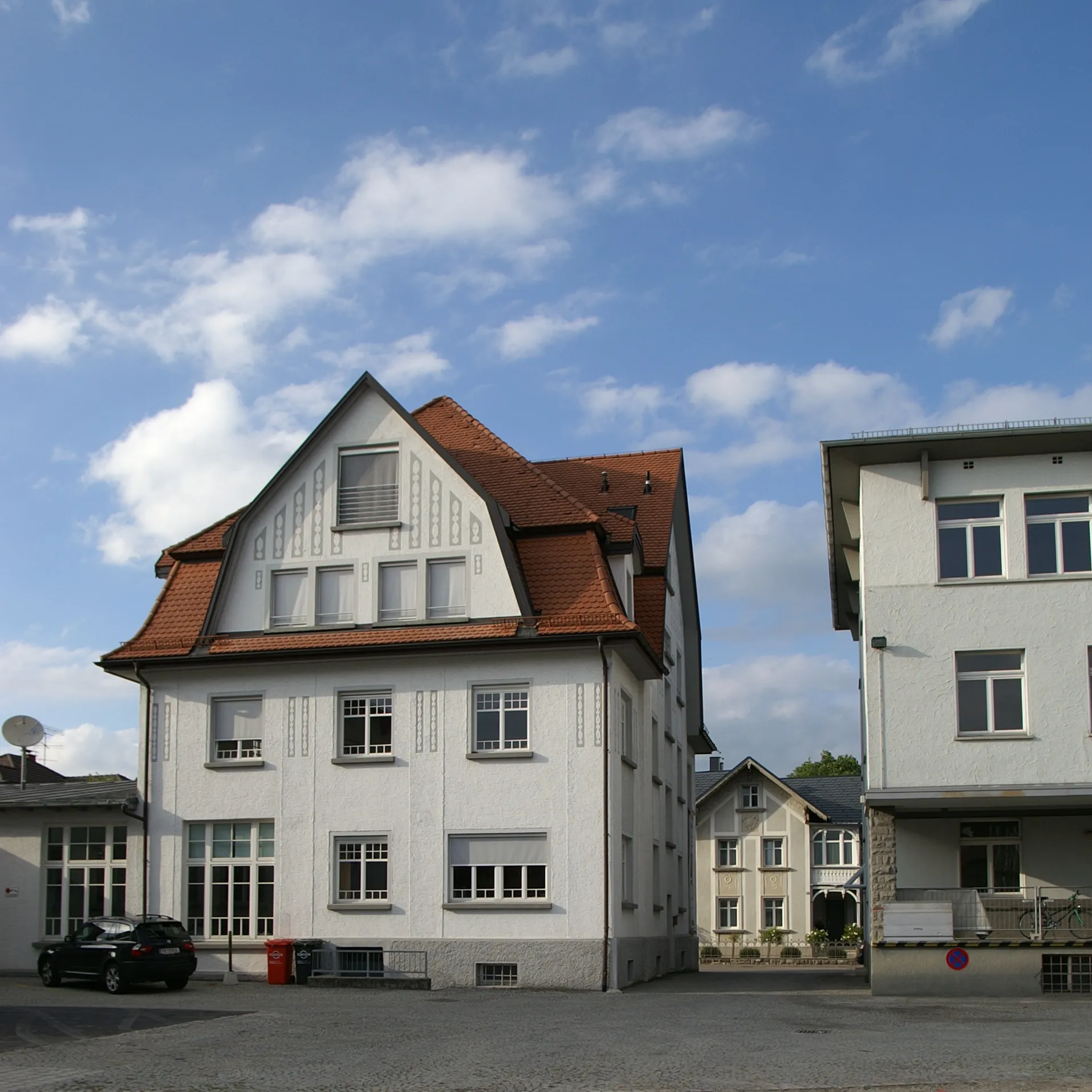 Photo showing: Stickerei Gerbüder Längle-Frixa; Jugendstilvilla mit Mansarddach an der Schweizerstrasse 38 und Textilfabrik Nr.35 in Altach, Vorarlberg Architekt: Baujahr: Bauherr: